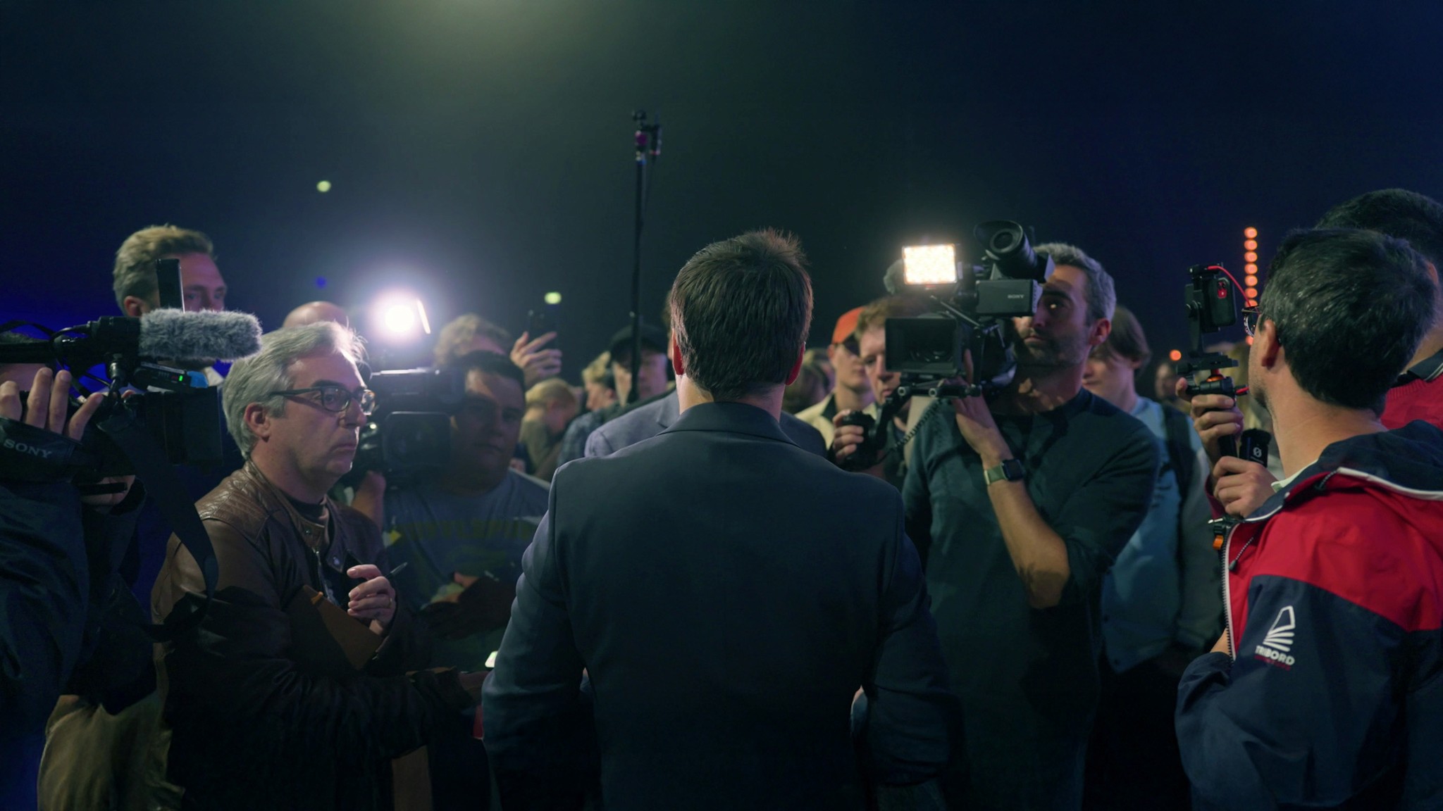 Georges-Louis Bouchez face aux caméras et à la presse lors des Estivales 2025 à Walibi organisé par le MR