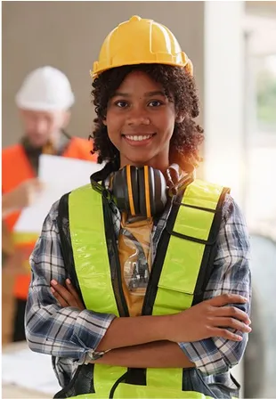 Future technicienne formée aux règles de sécurité chantier et aux gestes professionnels.