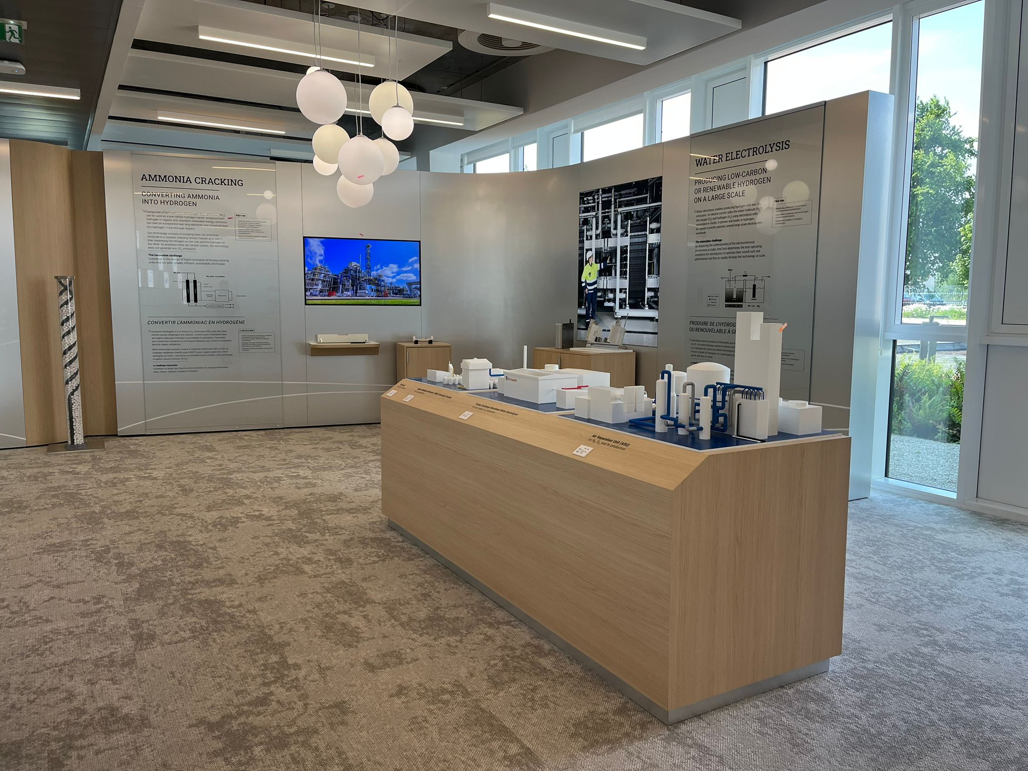 Zone d’exposition Air Liquide avec maquettes industrielles et supports pédagogiques