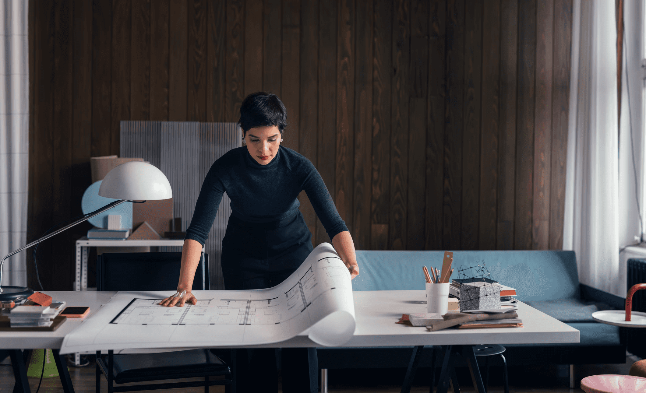 architetto-con-progetto-su-scrivania