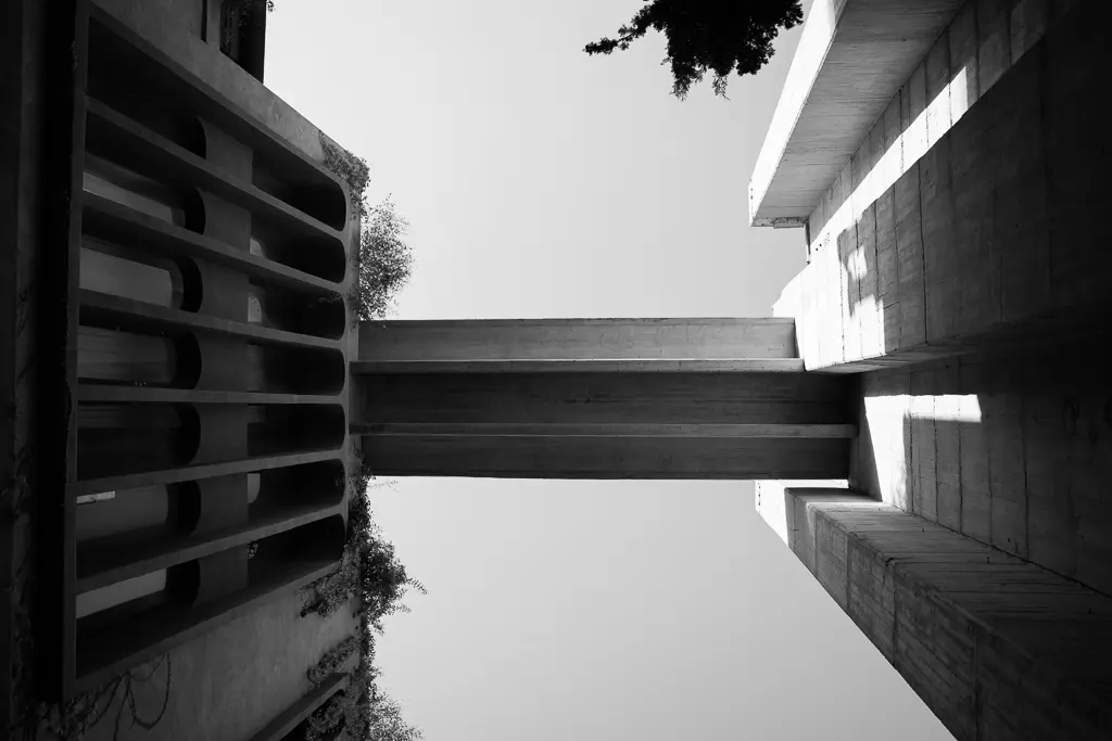edificio la fabrica en blanco y negro