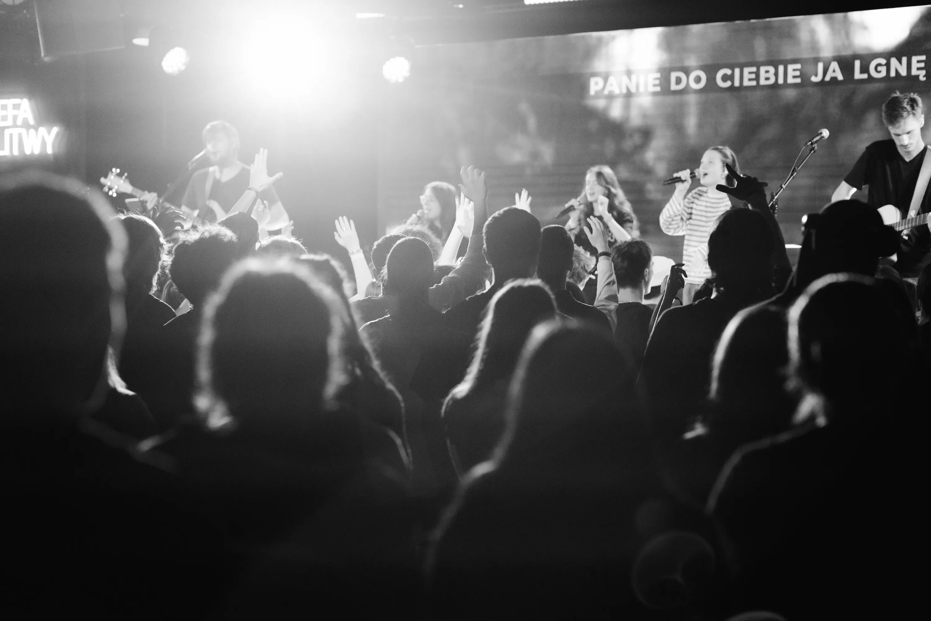 Grupa ludzi podczas wieczoru uwielbienia na Winterfresh 2025