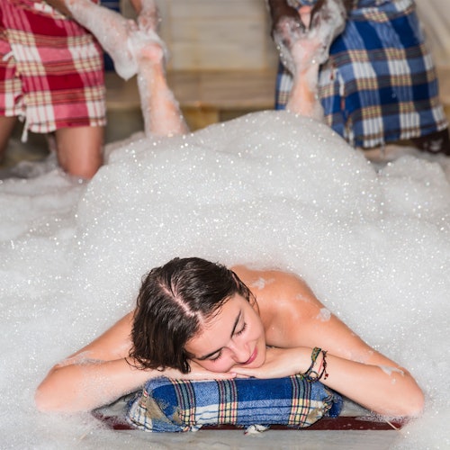 土耳其浴室的年輕女孩（哈曼）