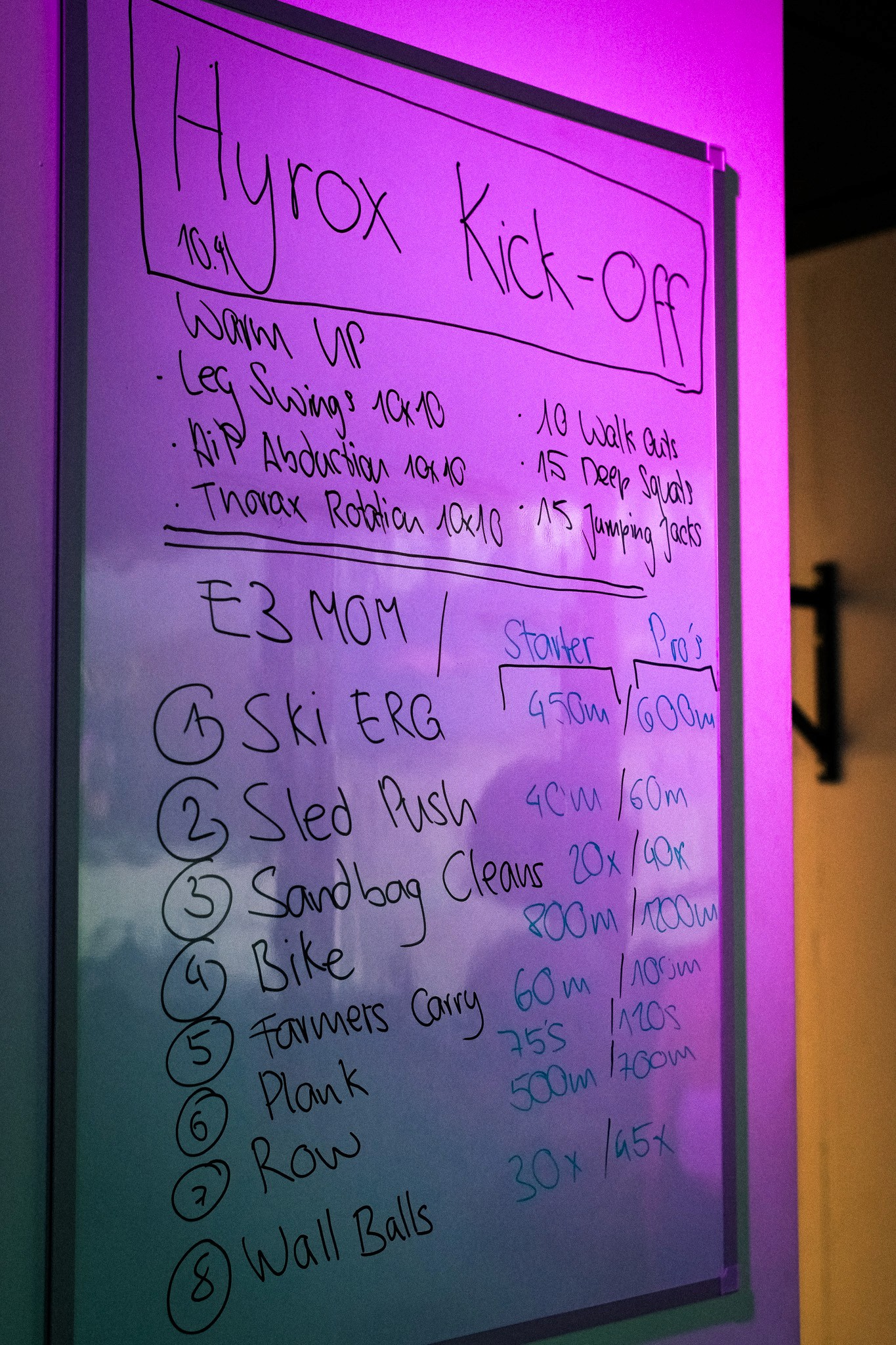 White Board mit einer Hyrox Session die im Force stattfindet