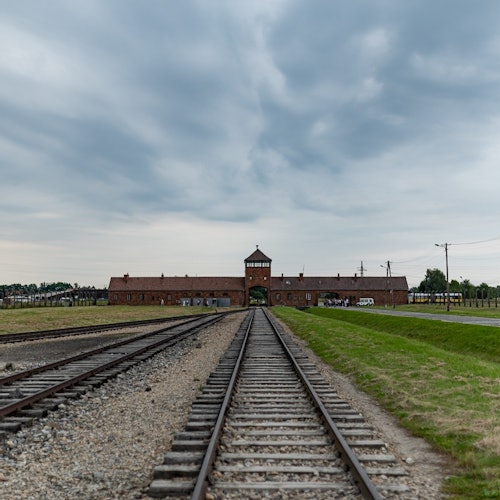 Auschwitz-Birkenau: Visita Guidata + Biglietti per Trasporto a Oświęcim