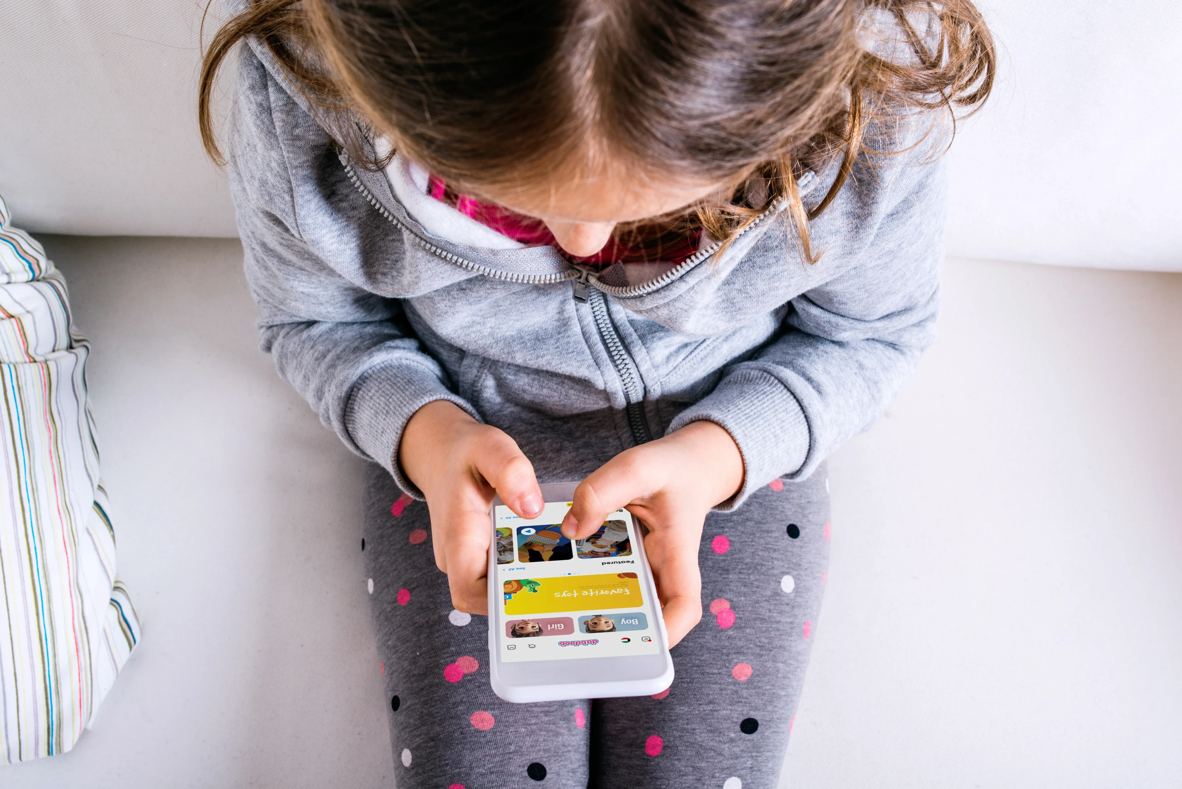 طفل يتصفح تطبيق دبدوب للجوال الذي طورته نيزك