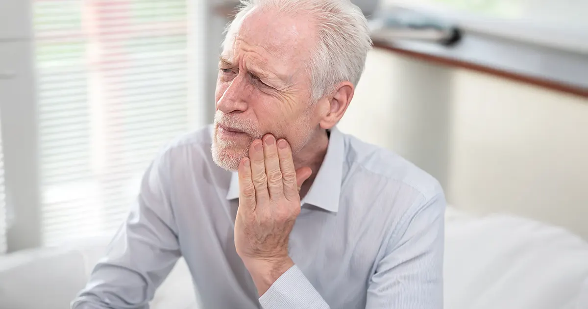 Illustrasjonsbilde av en mann med tannpine.
