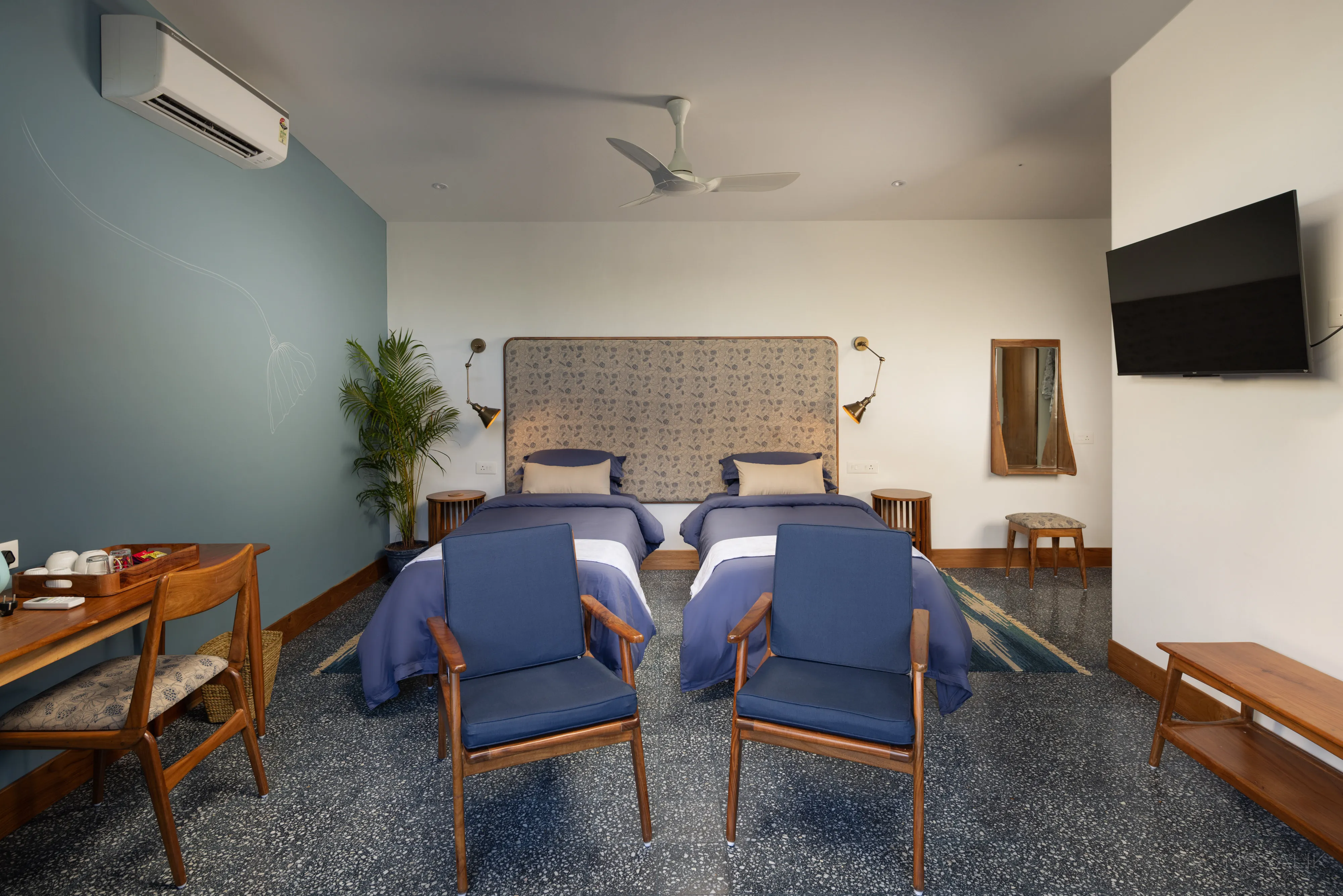 Bedroom with twin armchairs in cool blue tones at Jaali Blue