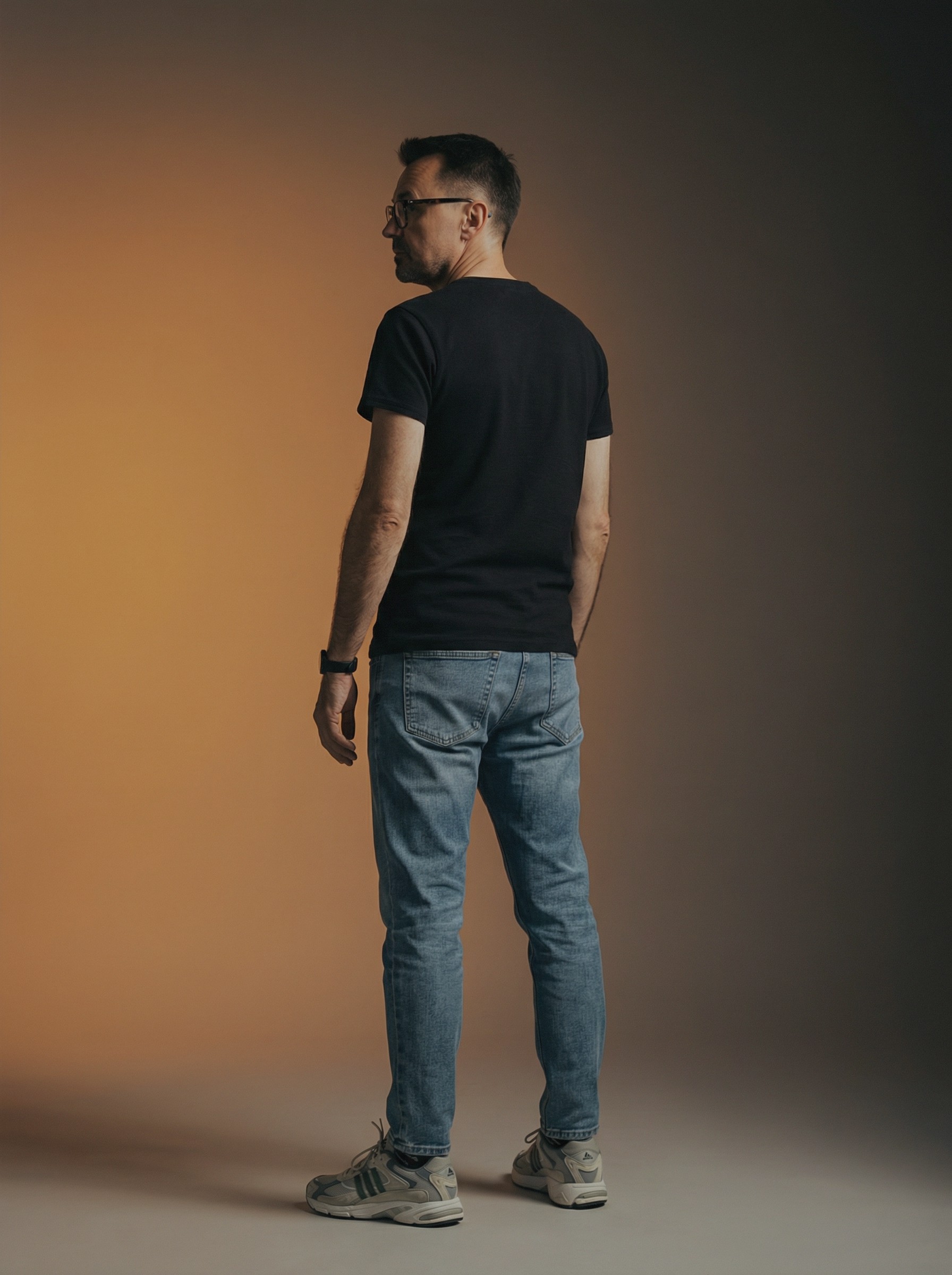 Portret studyjny mężczyzny na pomarańczowym tle — zespół Studio Zwinni