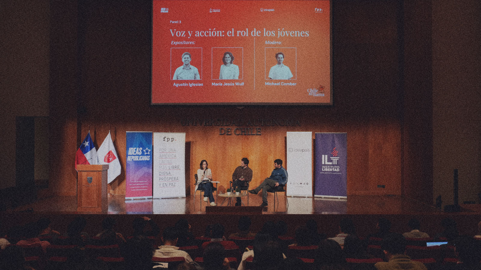 Foto de la ministra de Desarrollo Social y Familia, María Jesús Wulf, y el alcalde de Independencia, Agustín Iglesias, junto al director ejecutivo del Instituto Libertad, Michael Comber, en el escenario del evento Chile nos llama, actividad de IdeaPaís. 