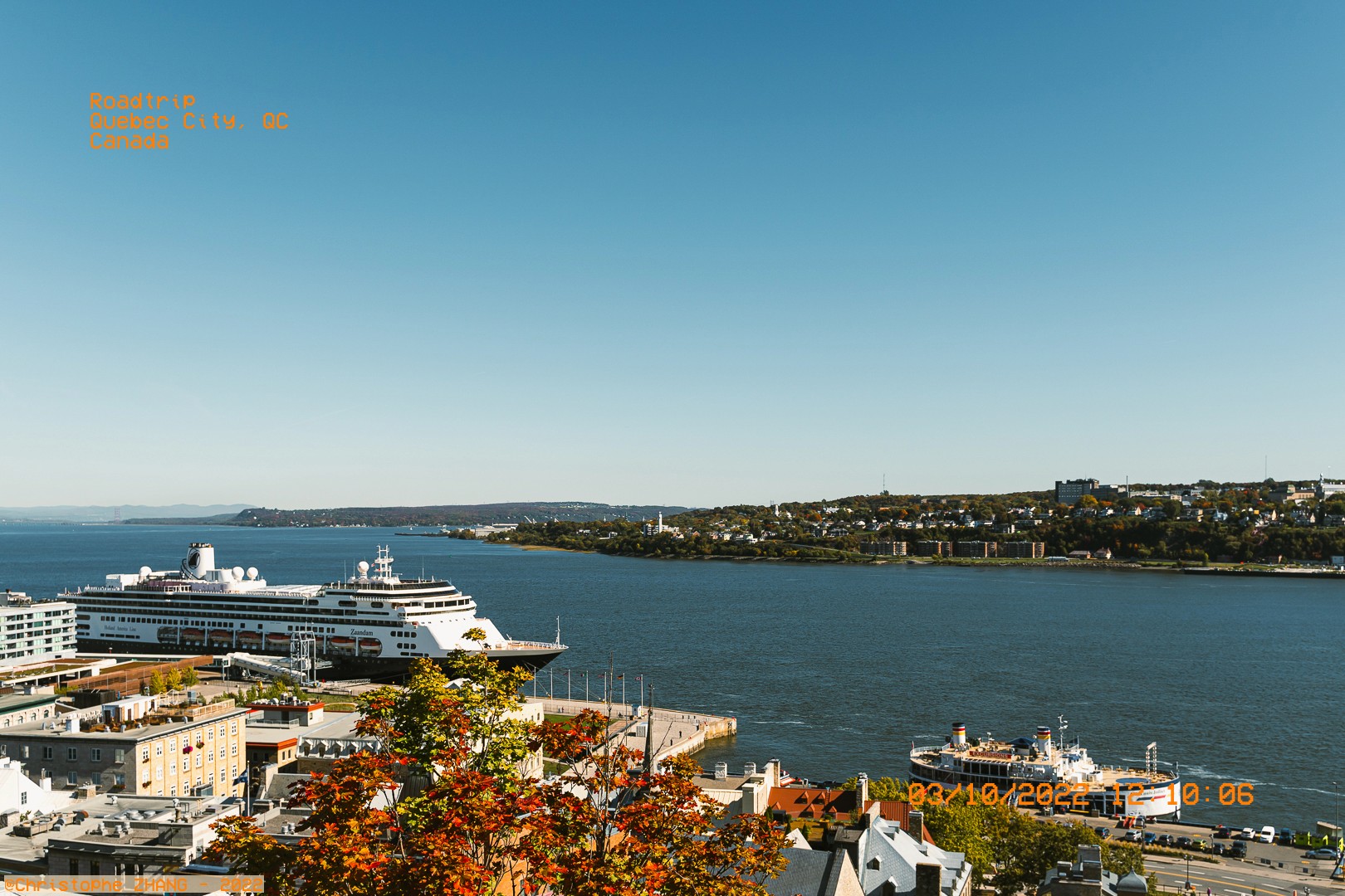 Paquebot amarré au port de Québec, vue large