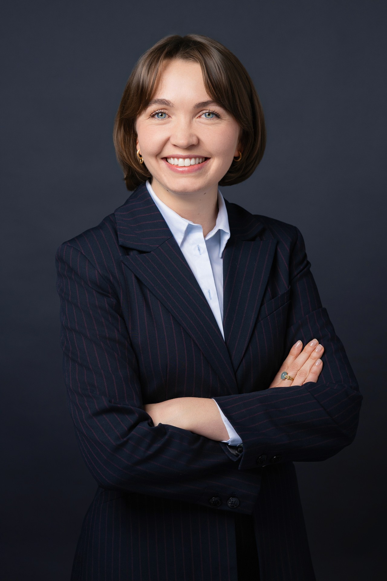 CV Foto einer Frau mit natürlichem Ausdruck, professionelles Bewerbungsfoto aus Zürich im Studio