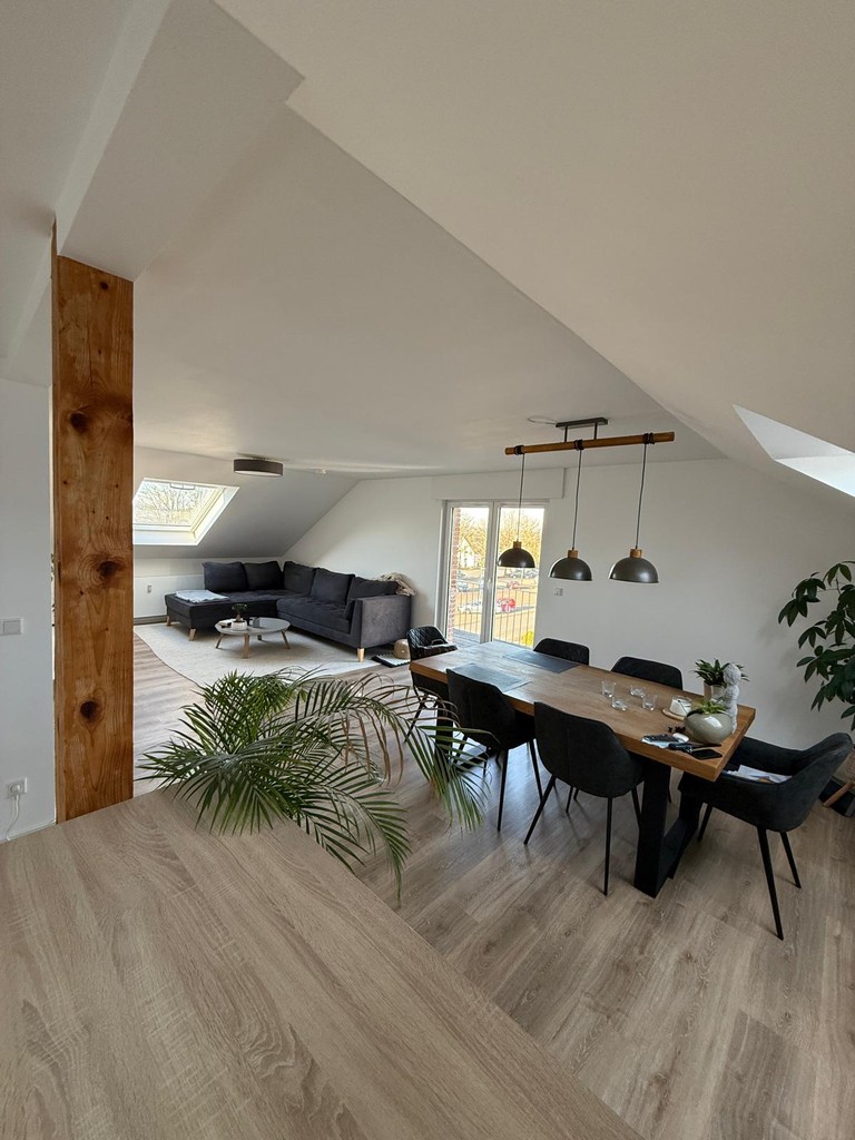 Saniertes Dachgeschoss nach Ausbau mit fünf neuen Dachfenstern und rund 100 m² zusätzlicher Wohnfläche