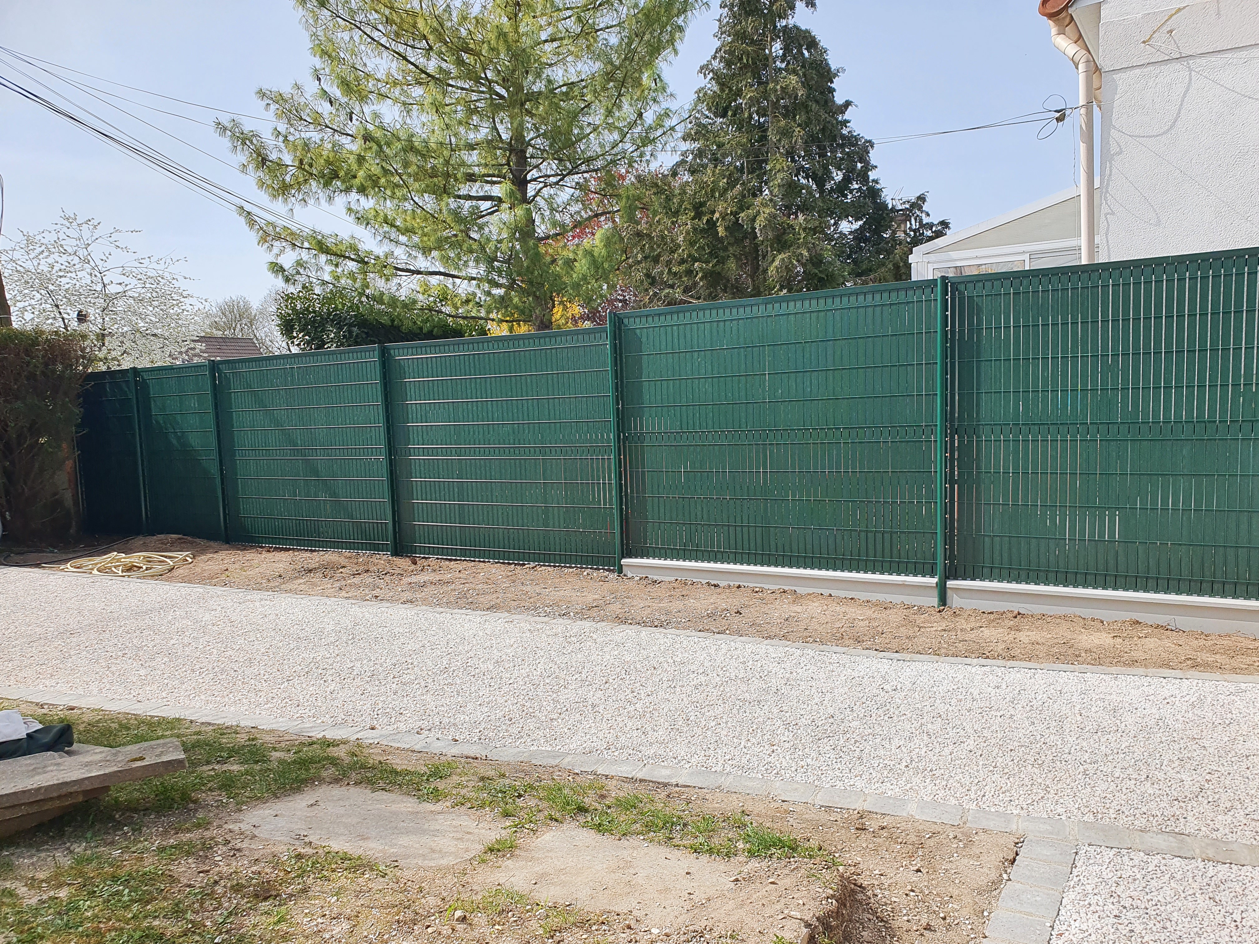 jardin avec une allée pavée et des plantes environnantes