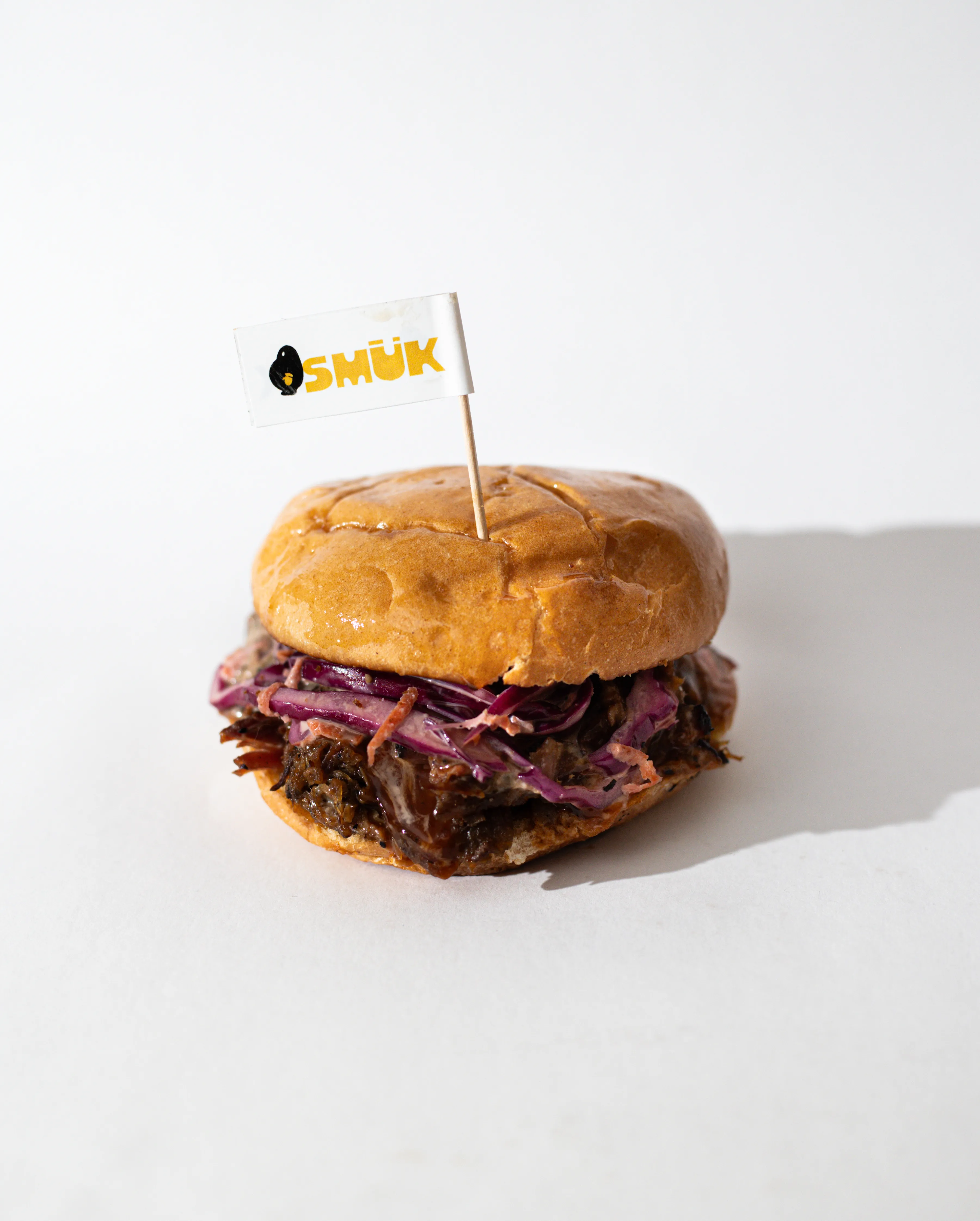 Hamburguesa Smük sobre fondo blanco con sombra natural