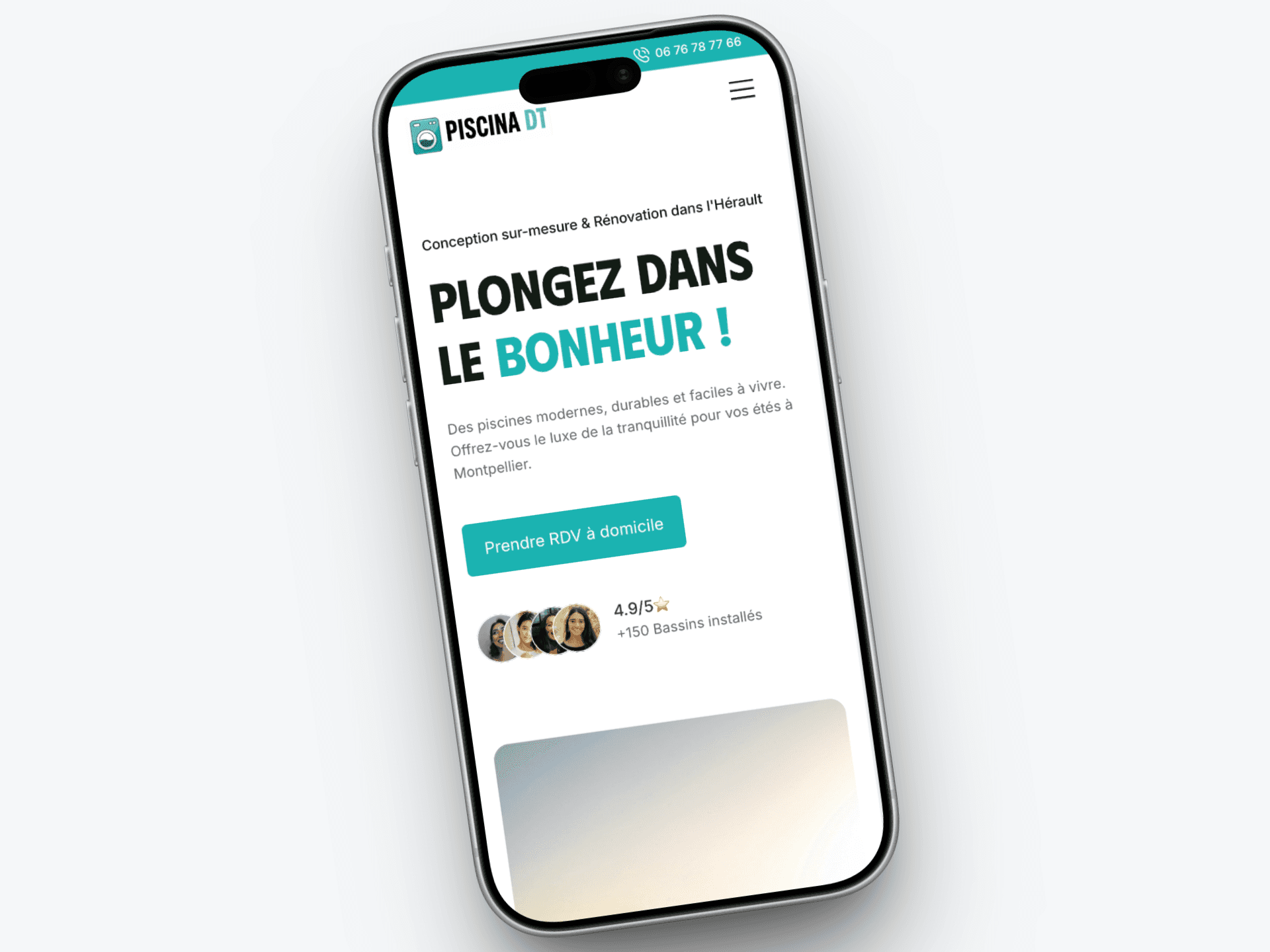 Maquette mobile site pisciniste Piscina DT par Weby Studio. Interface lumineuse avec piscine pour inspirer confiance.