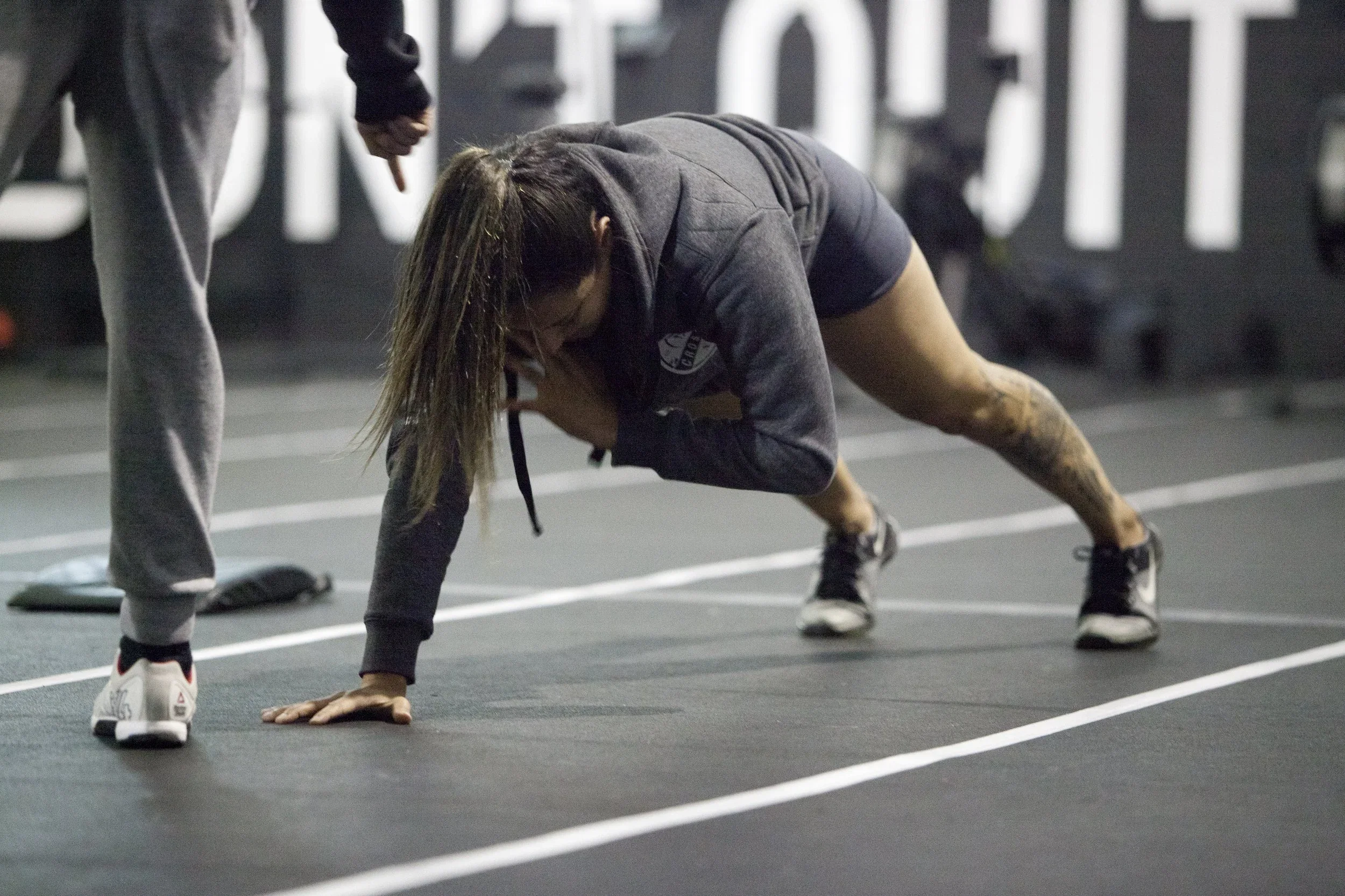 Atleta mulher a realizar um shoulder tap