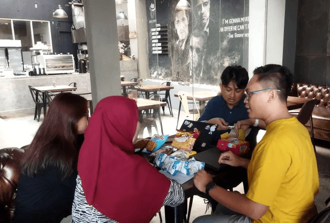 Team meeting with smiling participants discussing cash flow strategies, illustrating Baskit's collaborative approach to financial and supply chain optimization.