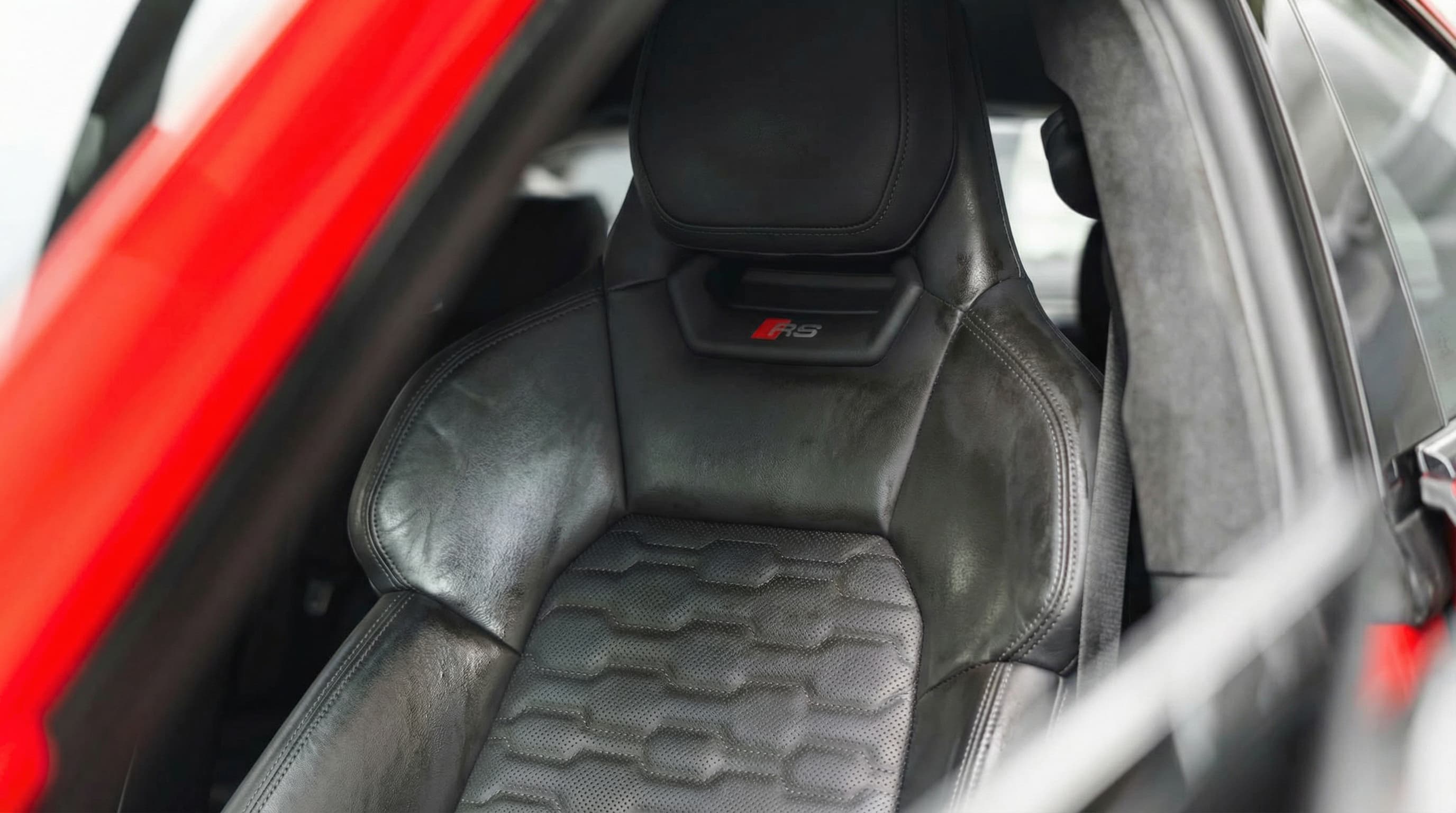 Tache de gras sur le siège avant d’une Audi RS5