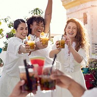 stworzony przez barmana na wesele koktajl w aranżacji z suszonymi cutrysami