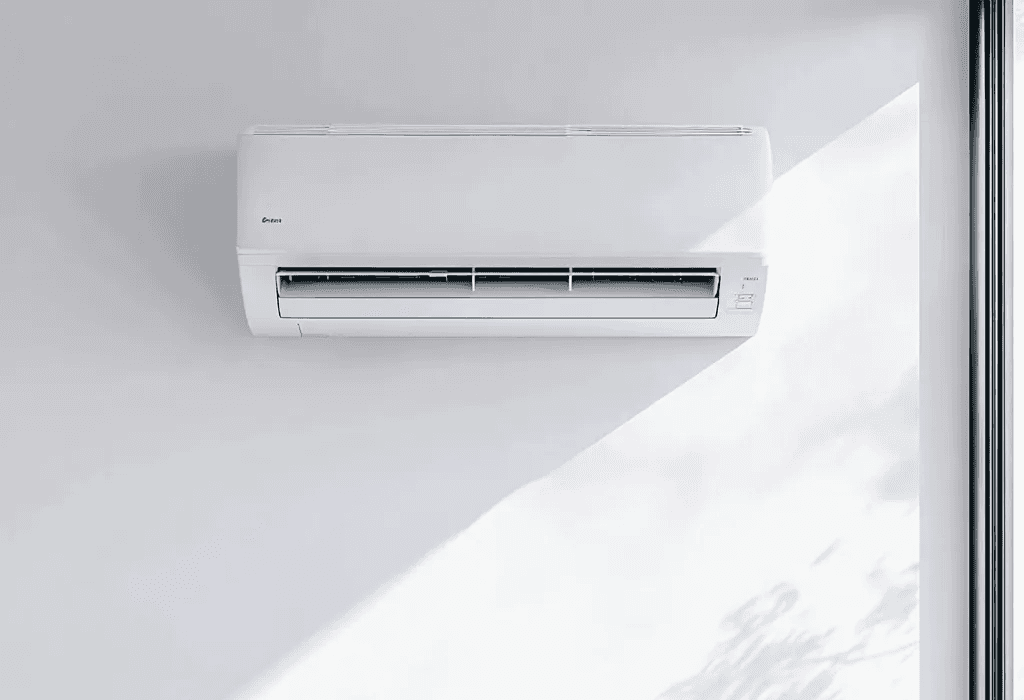 Climatizzatore domestico a parete per raffrescamento e climatizzazione