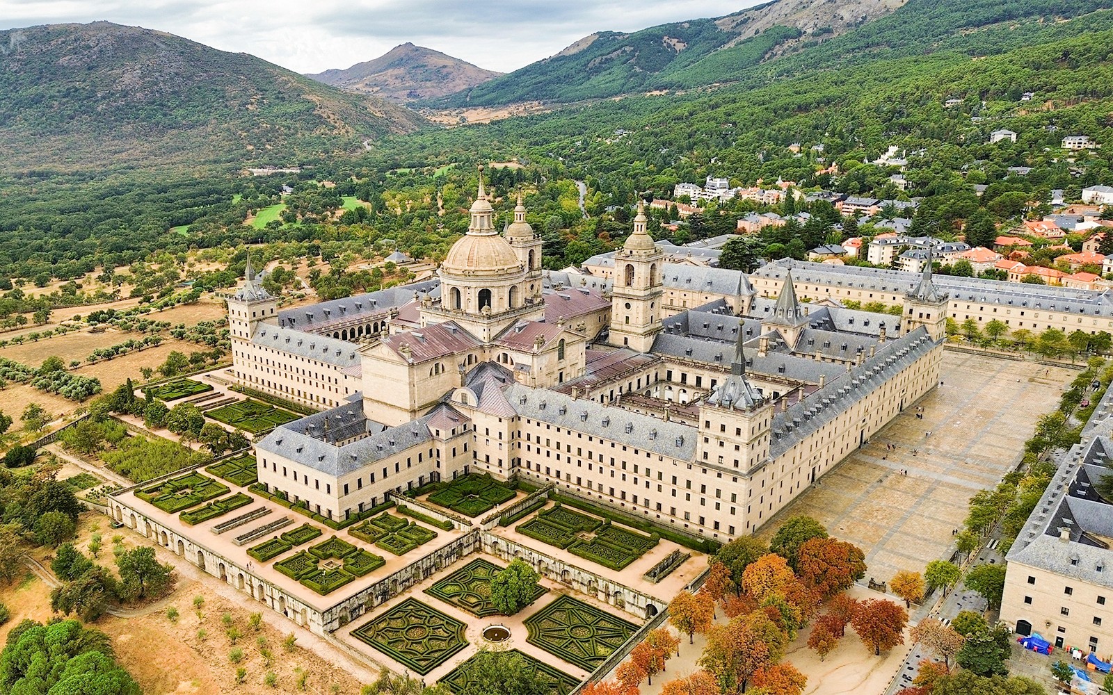 Loftmynd af El Escorial klausturkomplexinu í San Lorenzo de El Escorial, Spáni.