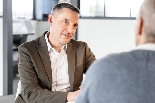 Stefan Bischo von Leadtransform im Beratungsgespräch mit einem Unternehmer im modernen Büro