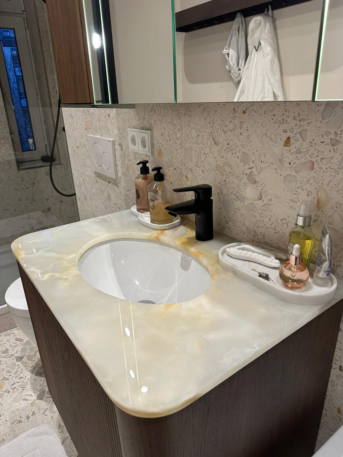 Onyx Spider White Waschtisch für anspruchsvolle Badgestaltung