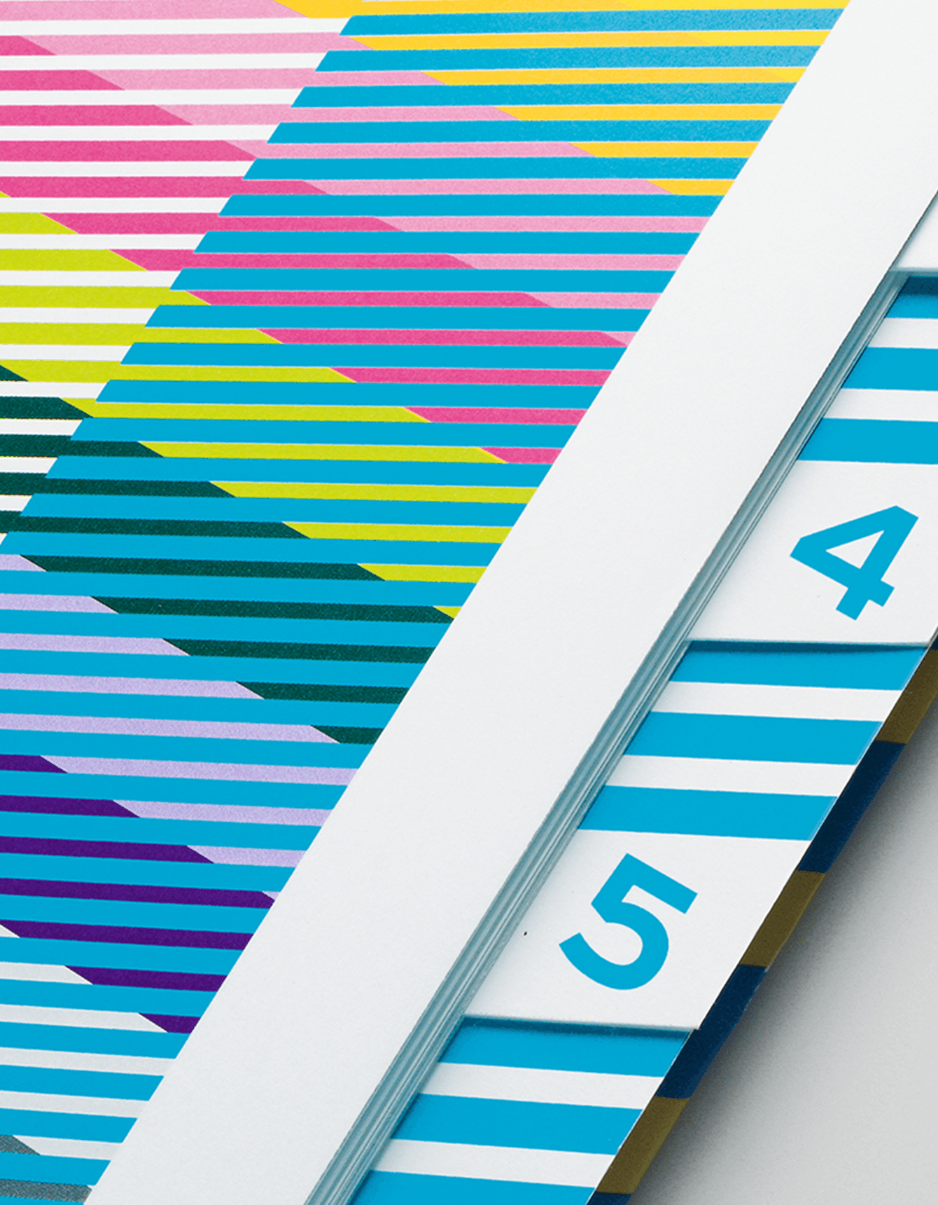 Nachtaufnahme des ersten tegut… teo in Fulda, warm beleuchtet und mit einer Schlange wartender Kund:innen vor dem Eingang.