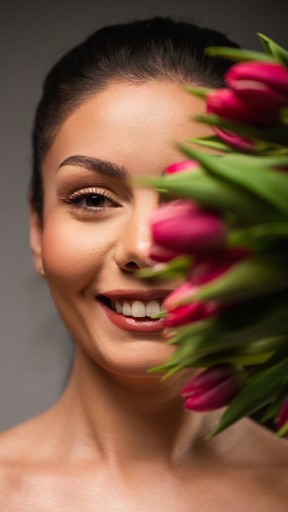 Prim-plan portret feminin cu flori realizat în timpul unei ședințe foto studio București
