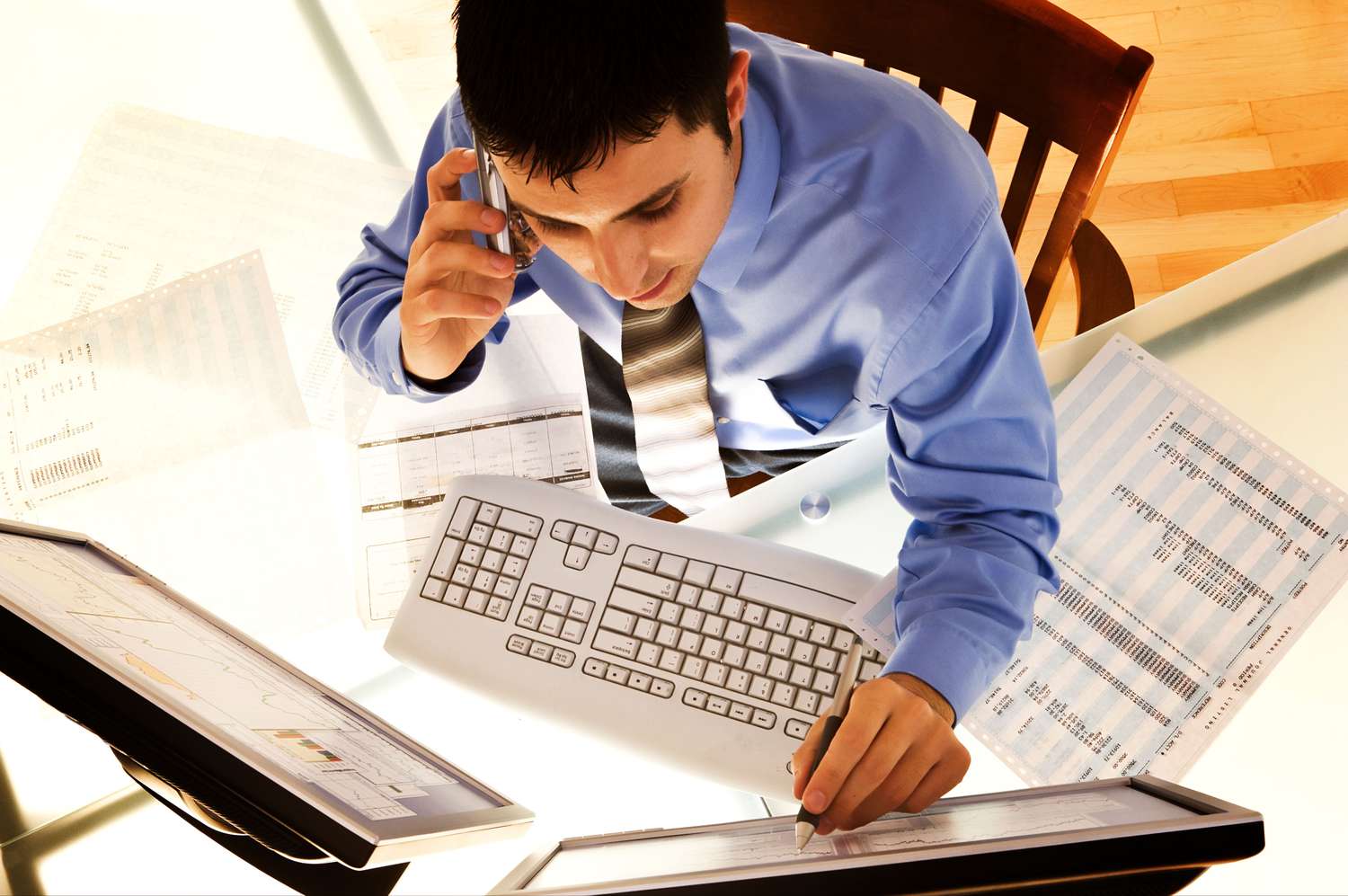 man with computer - Do Pivot Tables Update Automatically