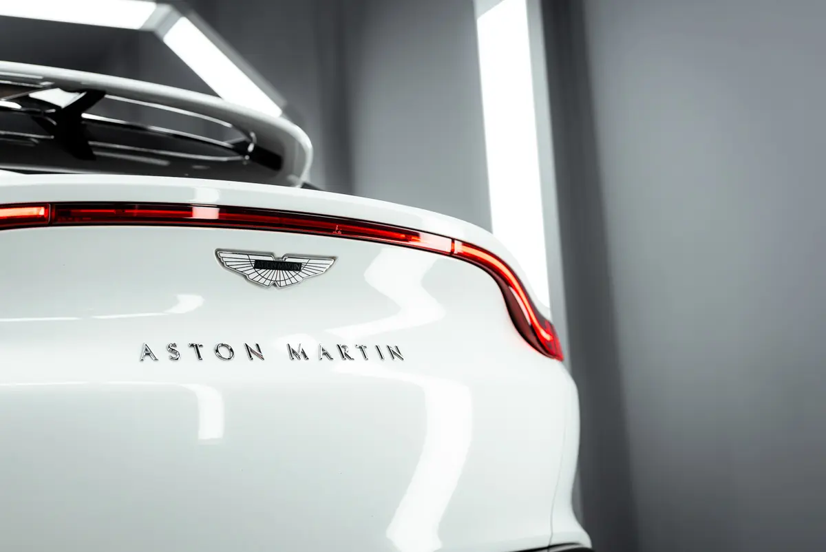 2021 Aston Martin DBX photo 12