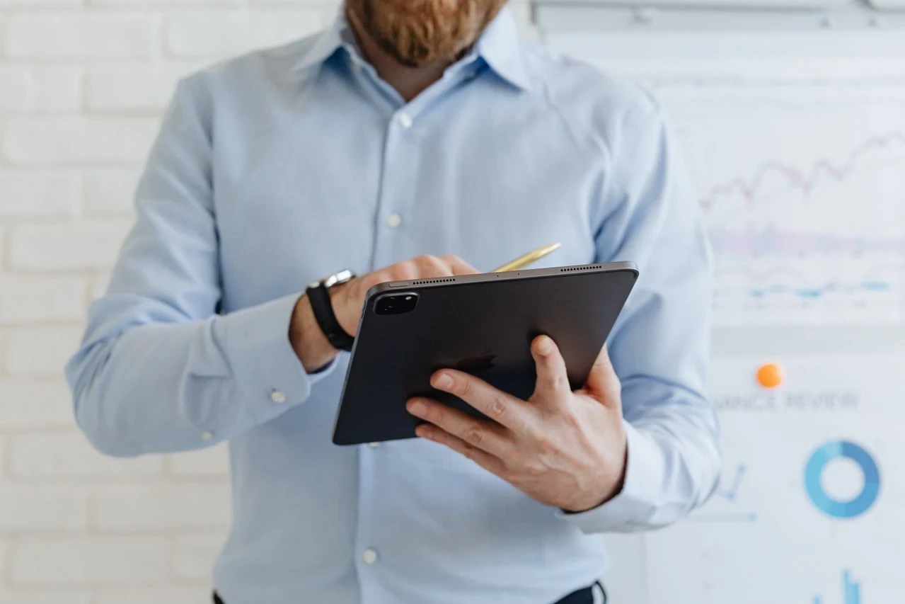 CRM manager : définition, missions et fiche de poste