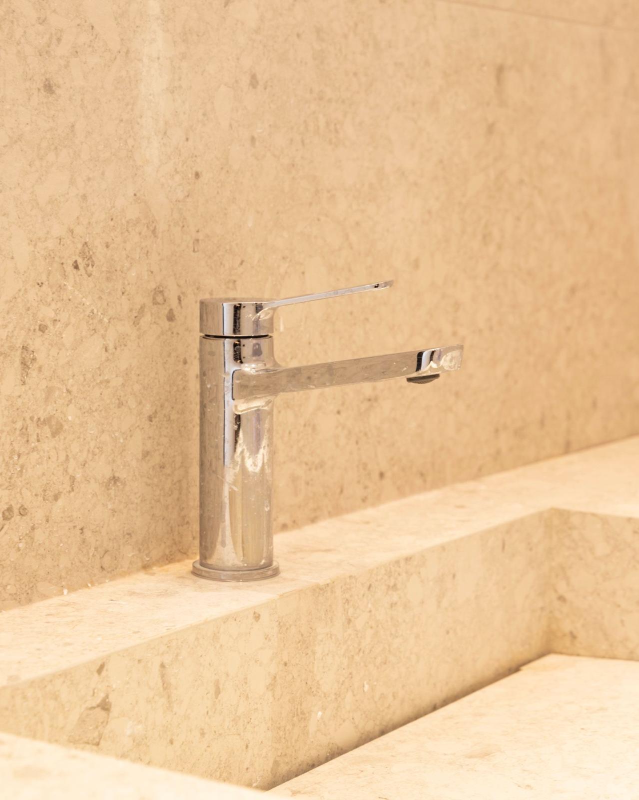 dettaglio di lavabo in marmo