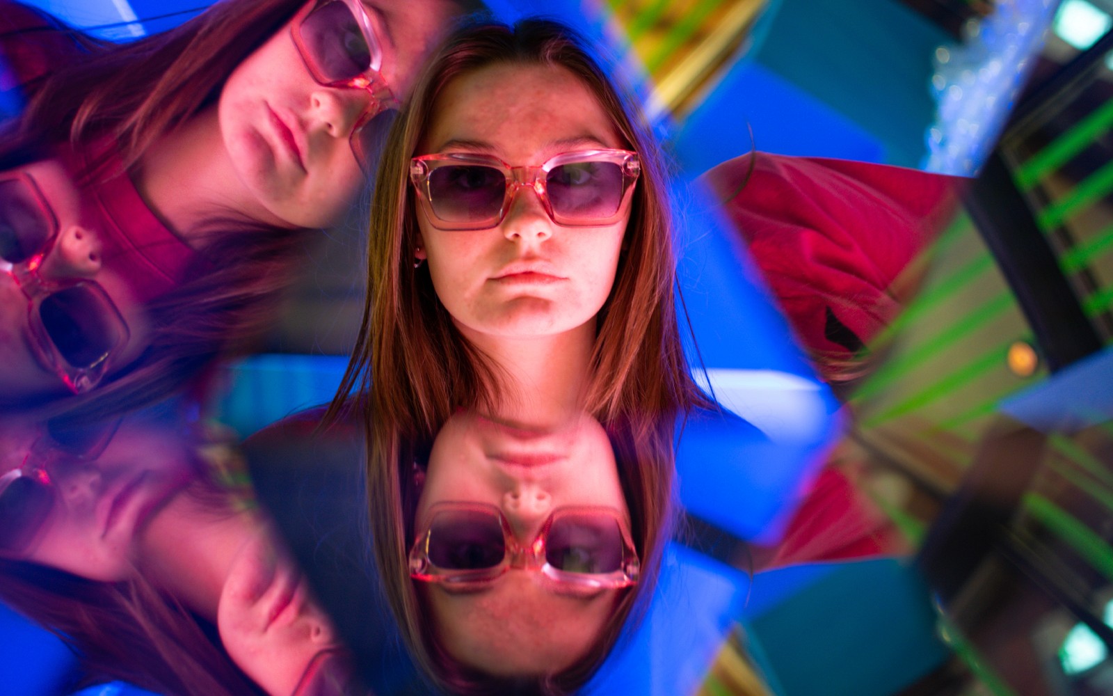 Egy napszemüveget viselő személy tükröződése a TUBE-ban, Koppenhága.