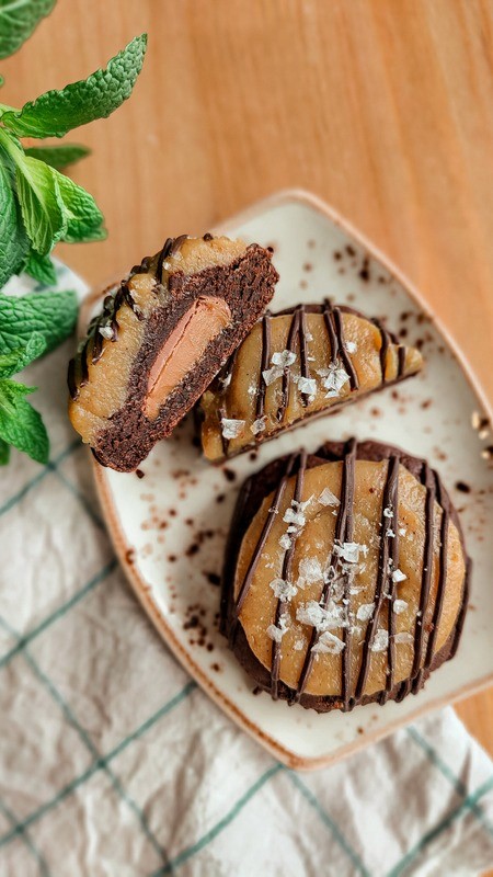 Salted caramel cookie with gooey center, chocolate drizzle and salt flakes