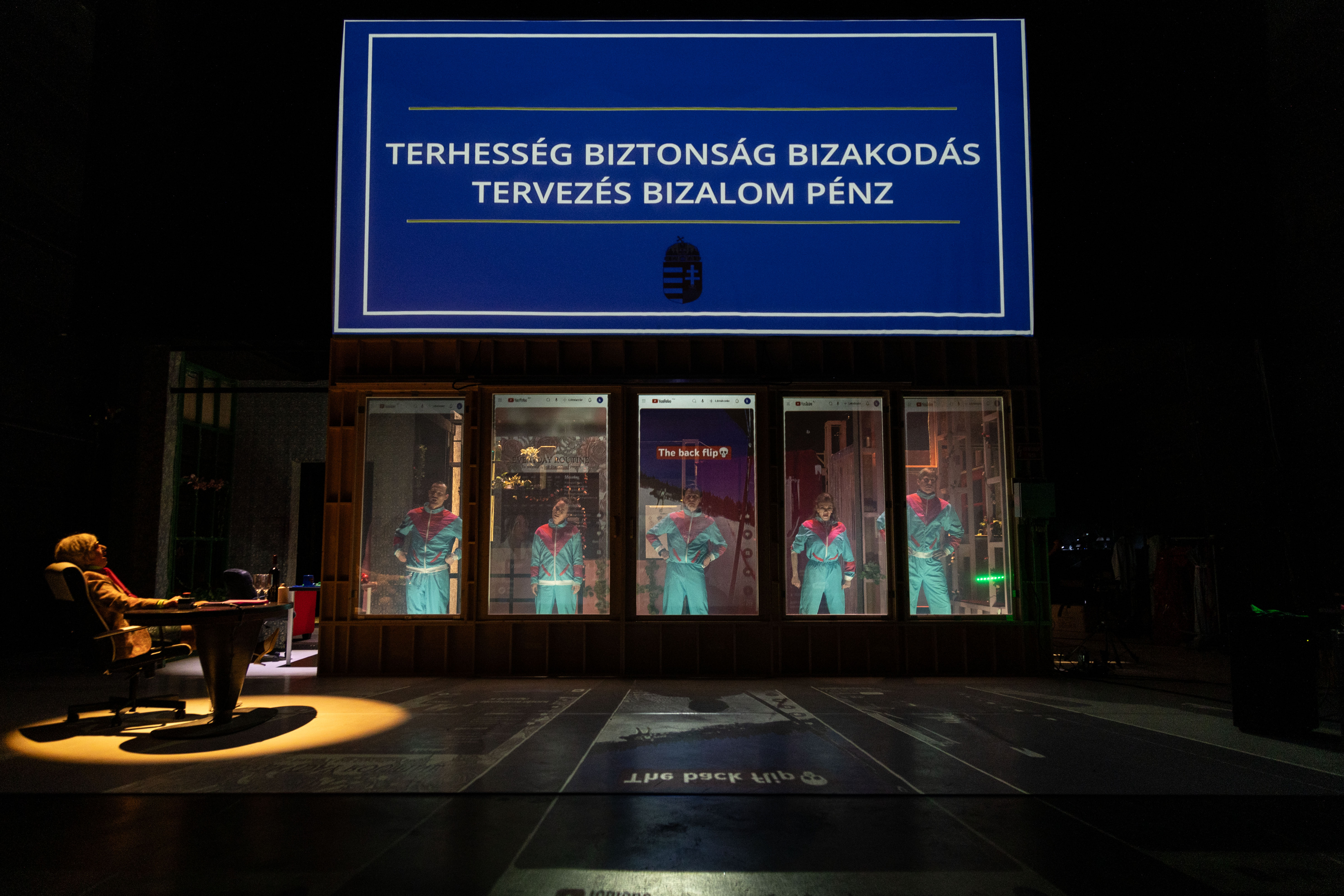 Fukuyama után színpadkép a színészekkel a Trafóban,