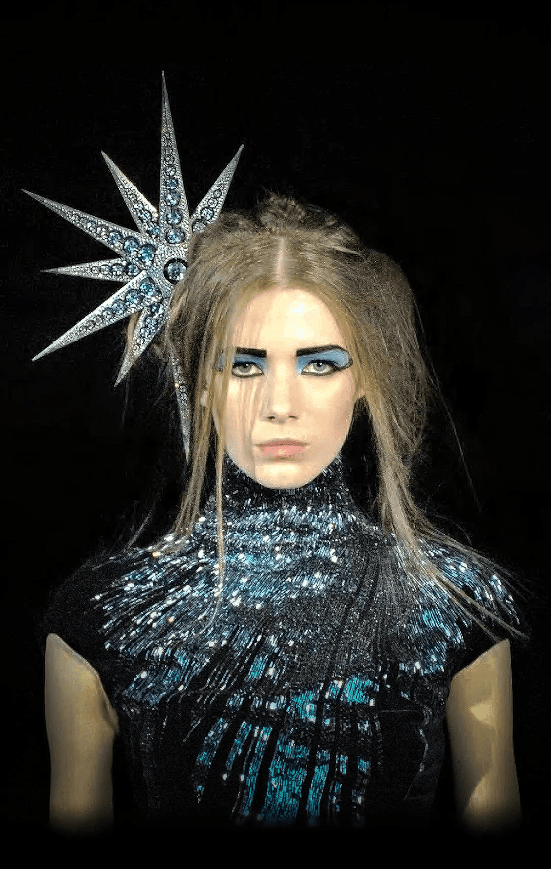 The celestial Star Headdress featuring shooting star motifs, designed by Shaun Leane for the historic Alexander McQueen Autumn/Winter 2007 collection.