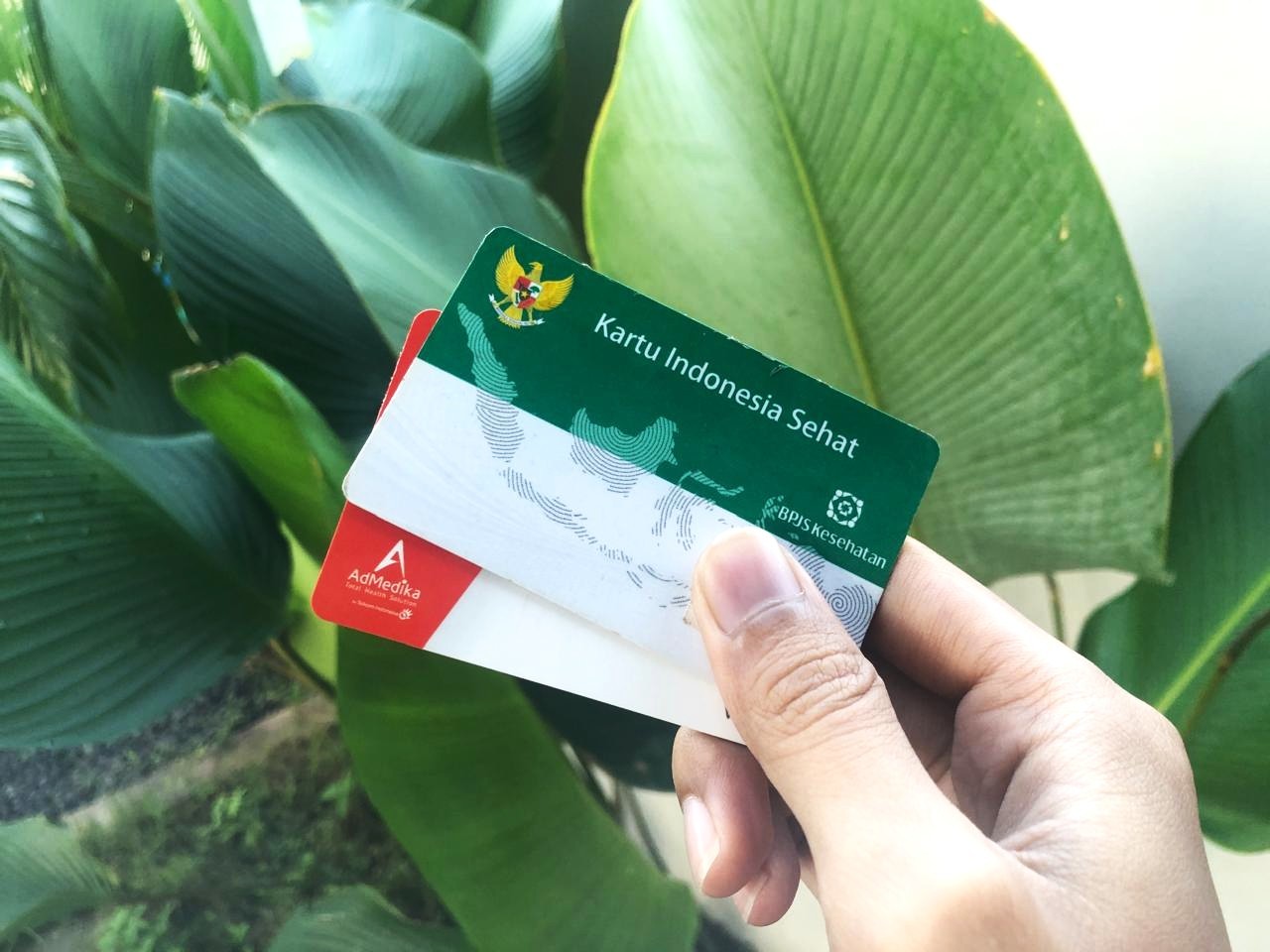 Seorang petani di Bandung, Jawa Barat mengolah tanah untuk penanaman bibit bunga