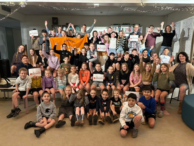 Grote groep kinderen in korte broek