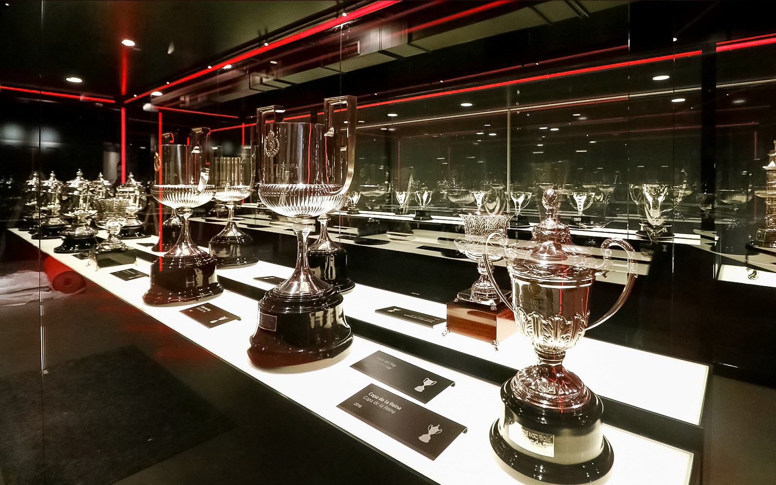 Exposição de troféus no Cívitas Metropolitano durante a visita guiada "Território Atleti".