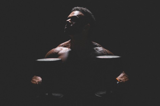 Foto van geposeerde mma vechter in studio 