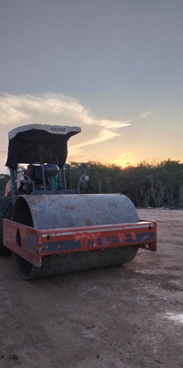 Vibrocompactador para compactación de suelo en construcción de carreteras