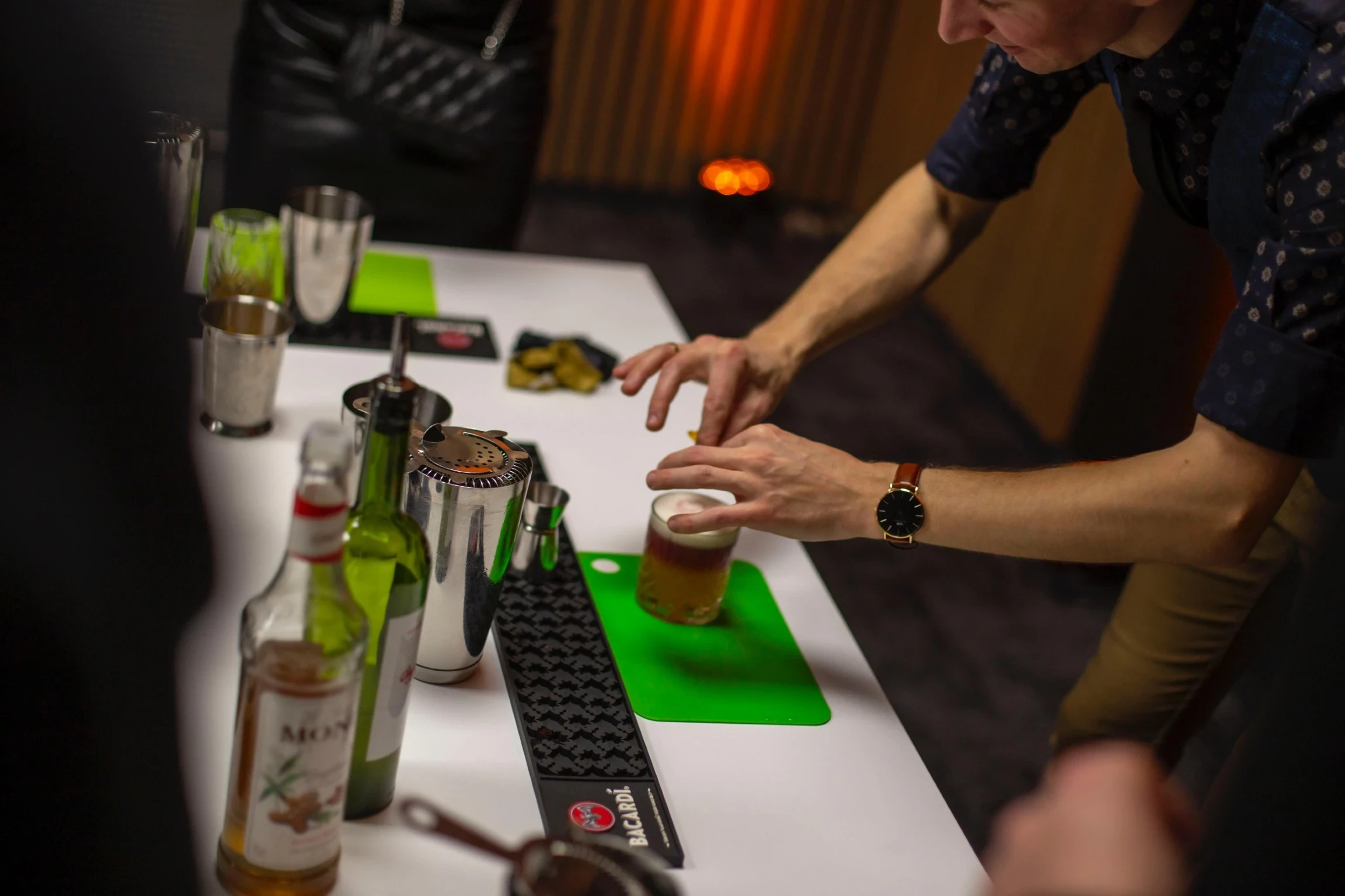 Drink bar na weselu z barmanem zachwycającym gości podczas pokazu.