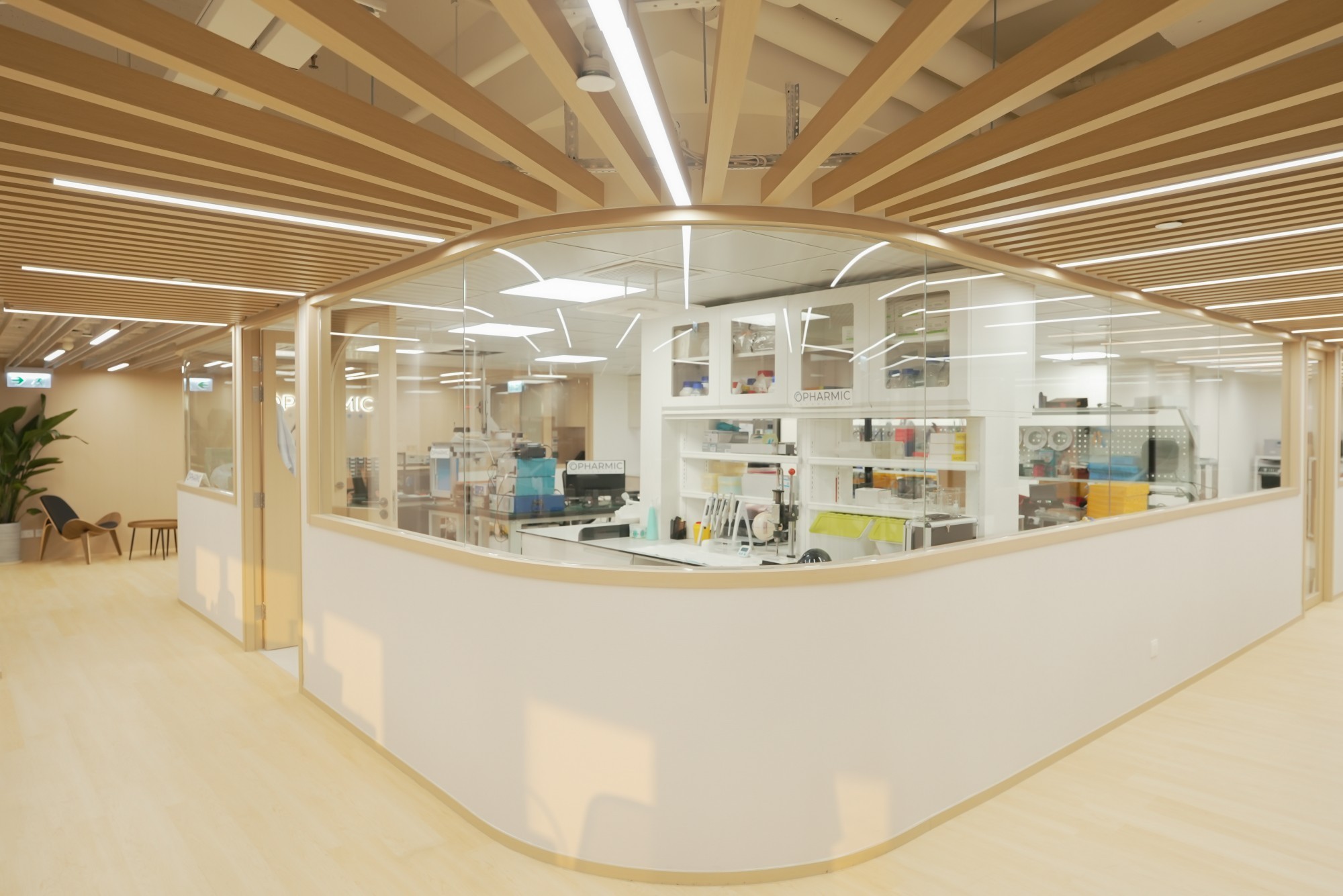 BW Office Design & Build 為將軍澳數據技術中心打造的靈活協作型辦公室裝修Flexible collaborative office fit-out for data technology center in Tseung Kwan O by BW Office Design & Build