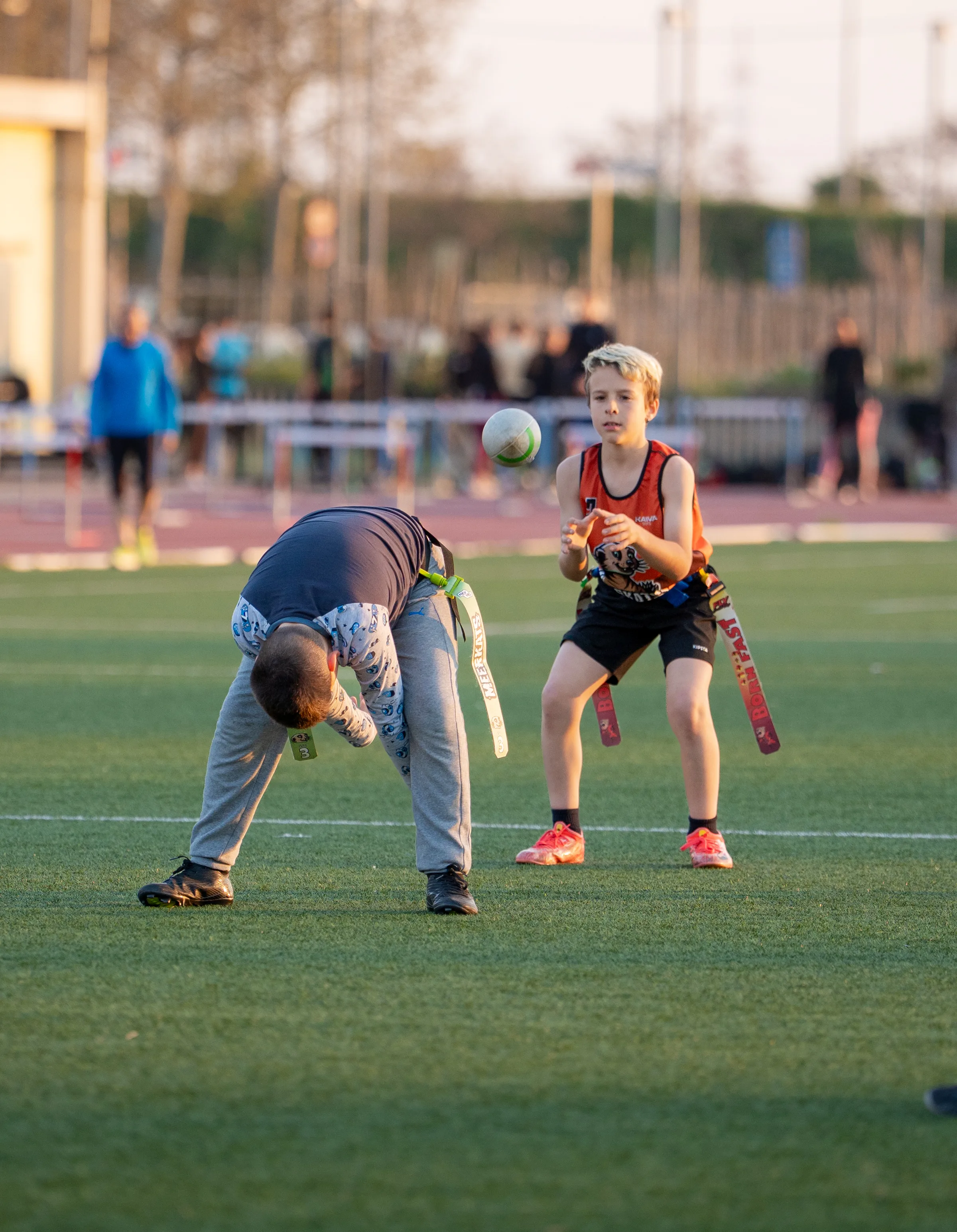Recepción de balón en entrenamiento flag football Sub-11 Cornellà Meerkats 2026, foto de Nolan Pardo