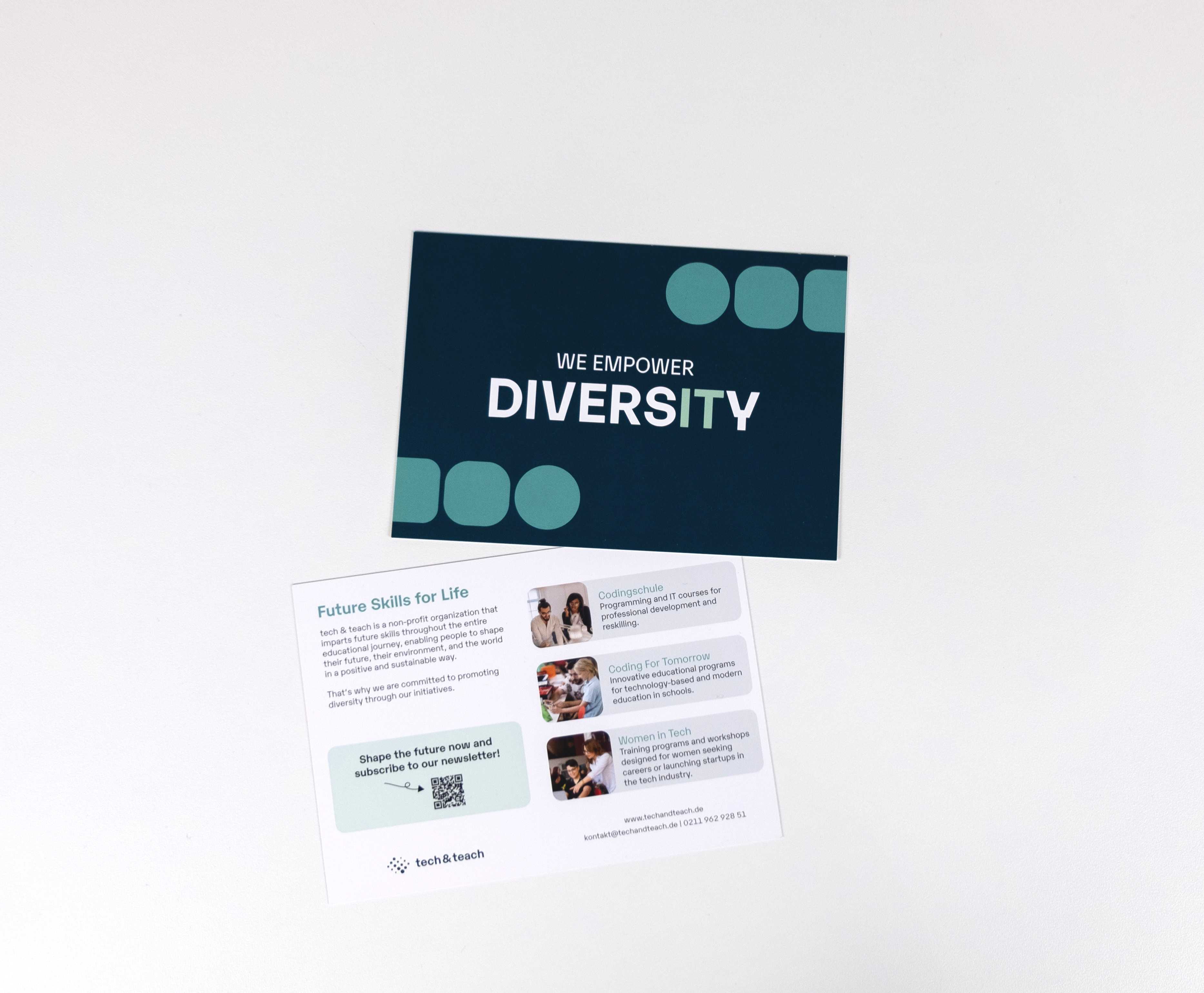 Postkarte "We empower DiversITy" Vorder- & Rückseite Vogelperspektive