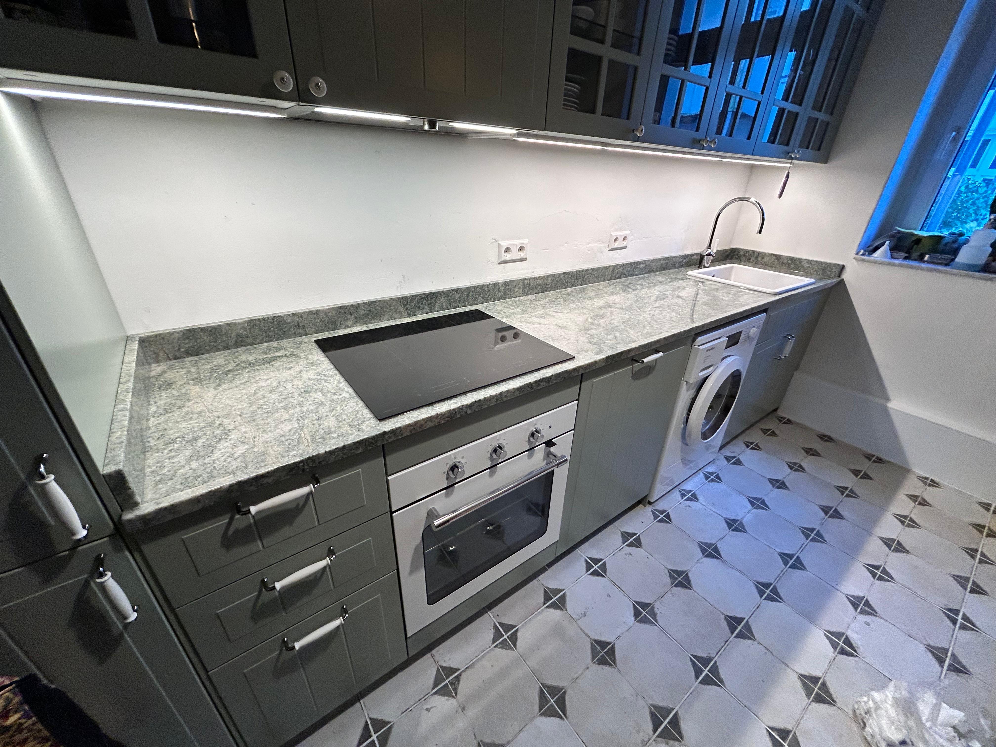 Hellgrüne Granit Küchenplatte Costa Smeralda Naturstein Berlin bei Uniiqo Naturstein