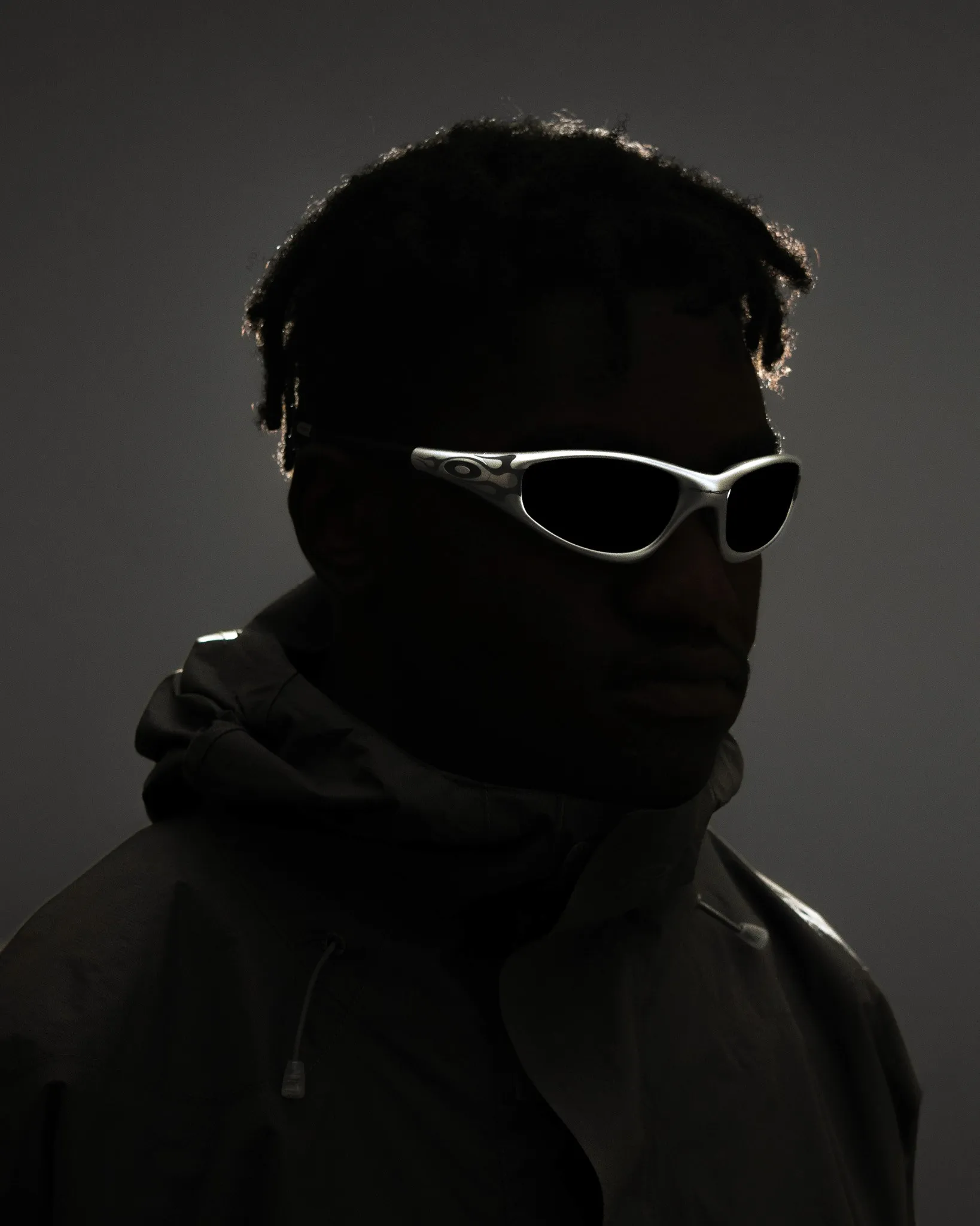 Direction artistique de photographie d'art sombre et contrastée pour la marque de lunettes de sport Oakley.