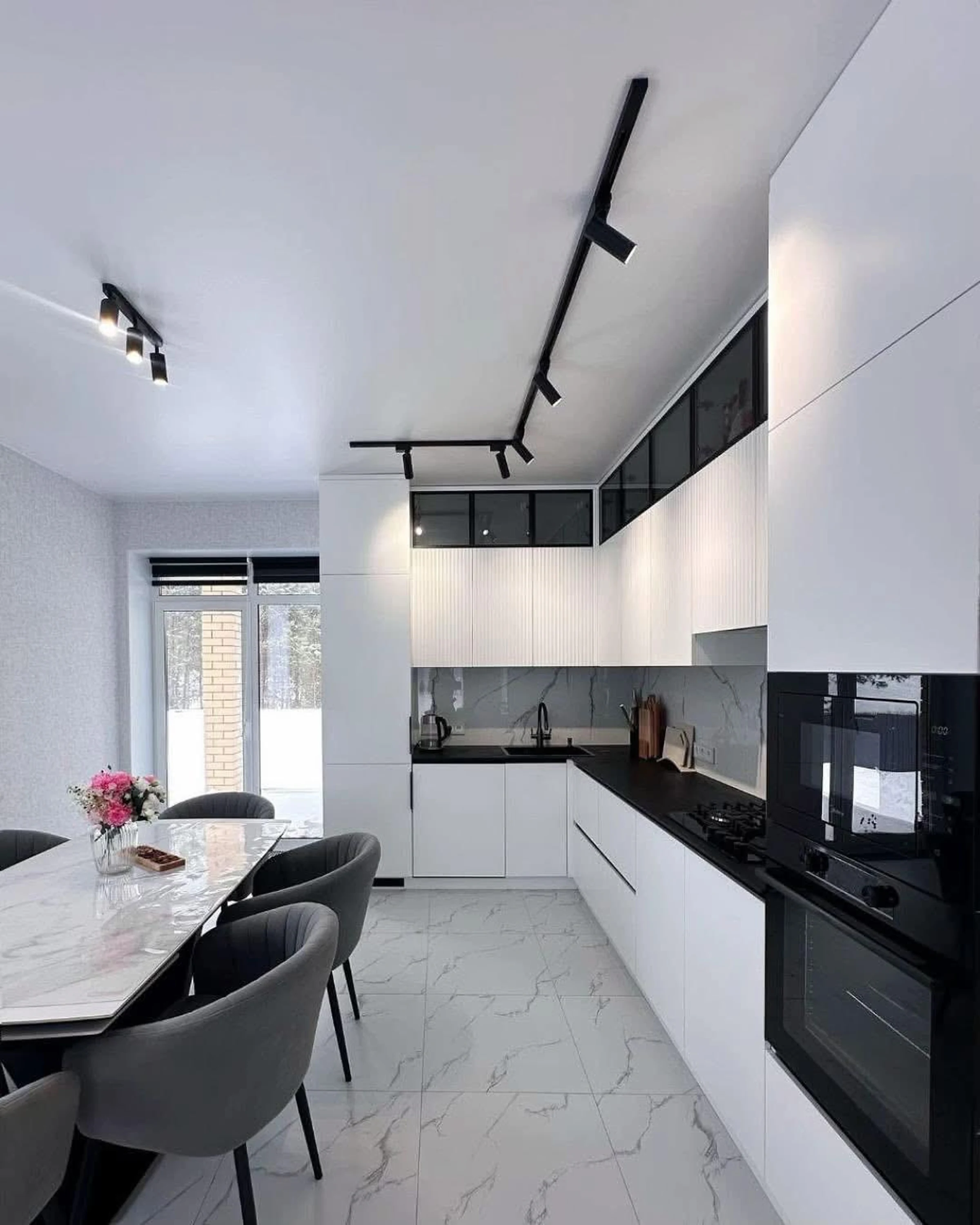 Détail — prise intégrée et goulotte dissimulée.